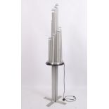 LAMPE "TUBES" EN ALUMINIUM BROSSE 1970 Composée de 9 tubes surmontés d'ampoules [...]