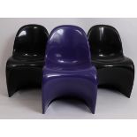 ENSEMBLE DE 2 "PANTON CHAIRS" NOIRES ET 1 "PANTON CHAIR" VIOLETTE DE Verner PANTON [...]