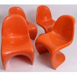 SUITE DE 4 "PANTON CHAIRS" ORANGE DE Verner PANTON (1926-1998) En plastique de [...]