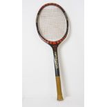 RAQUETTE DE TENNIS "BIG" En bois marquée "DONNAY BORG PRO" Epoque XXème siècle. H [...]