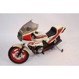 MOTO D'ENFANT ELECTRIQUE EN PLASTIQUE "HONDA FVC 500" Bon état d'usage. Epoque [...]