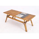 TABLE BASSE EN ROTIN "AUX POULES" DE ROGER CAPRON (1922-2006) En rotin, à plateau [...]