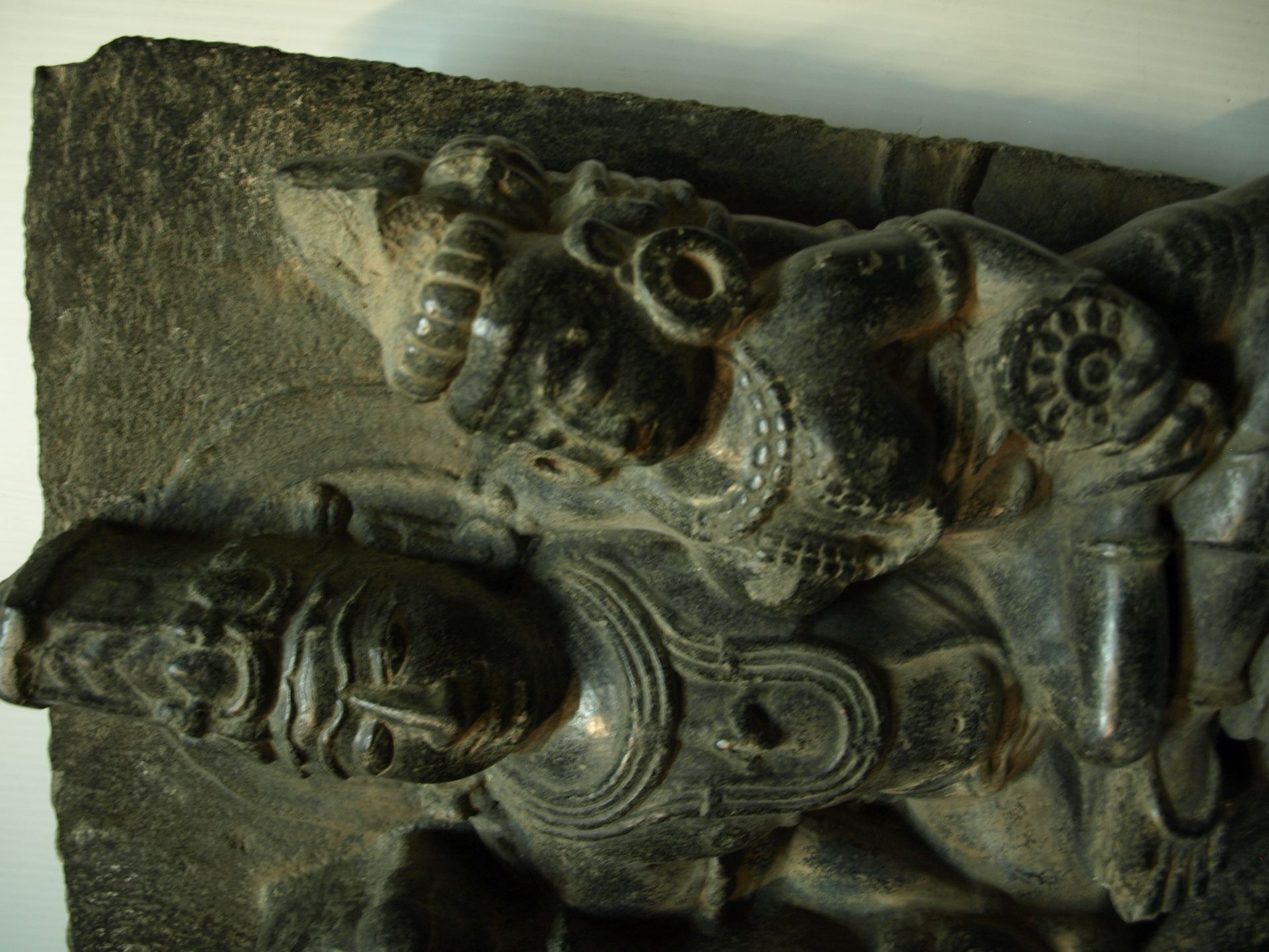 Le couple divin Vishnu Lakshmi assis en Lalitasana , tendrement enlacés , Vishnu [...] - Bild 6 aus 11