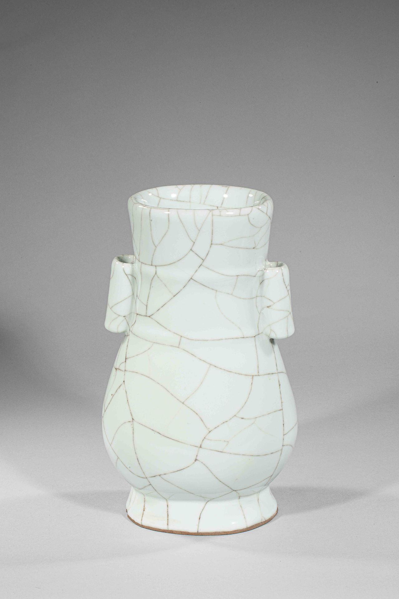 Vase Hu "Ghe Yao" à glaçure monochrome blanche larges craquelures veinées de noir. [...] - Bild 3 aus 4