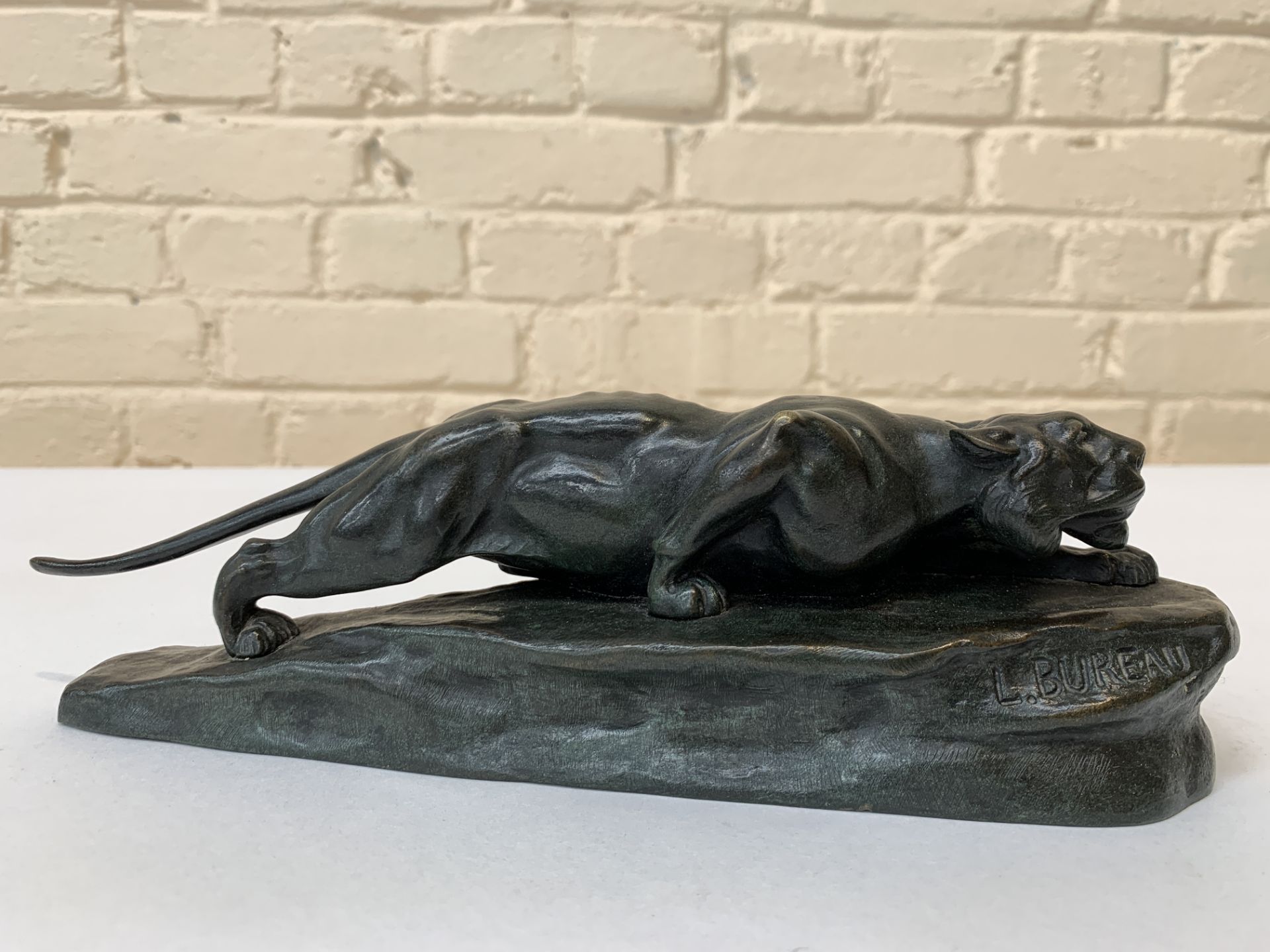 BRONZE "LIONNE A L'AFFUT" DE Léon BUREAU (1866-1906) En bronze patiné reposant sur [...]