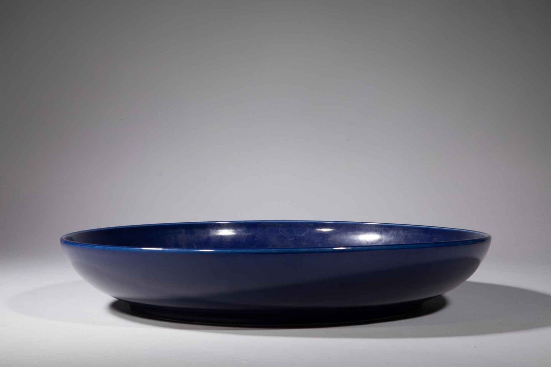 Large plat à décor de grappes de raisins bleu cobalt sous couverte sur fond blanc [...] - Bild 3 aus 5