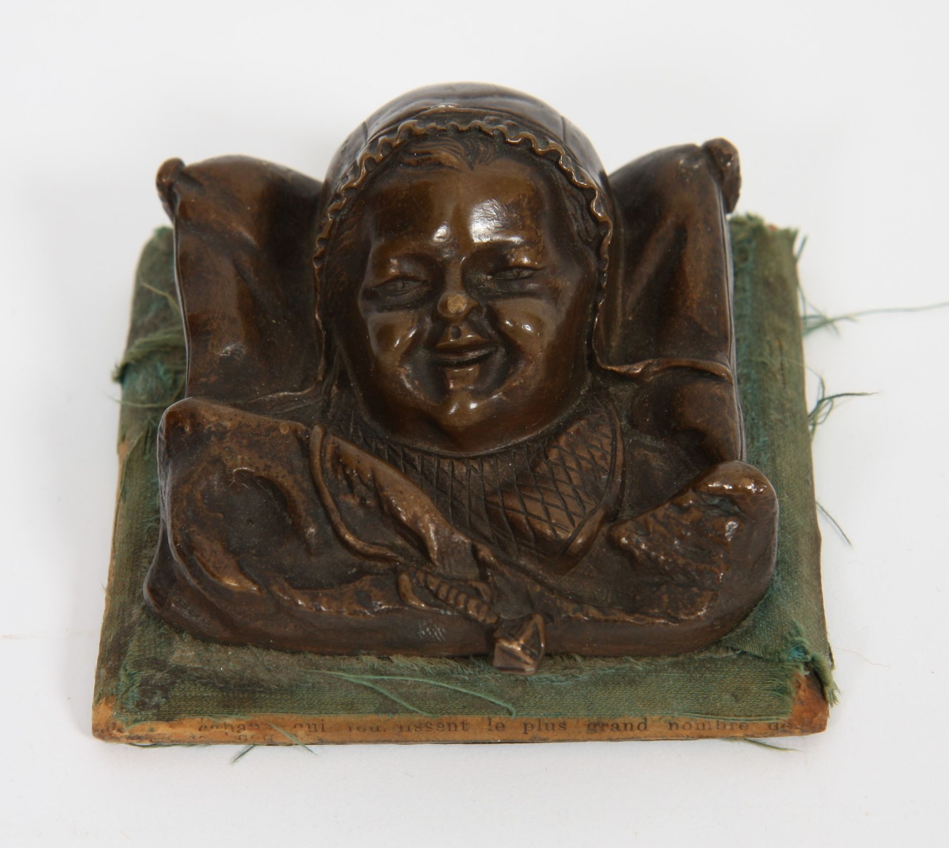 PETIT BRONZE "TETE D'ENFANT ENDORMI" En bronze représentant une tête d'enfant [...]