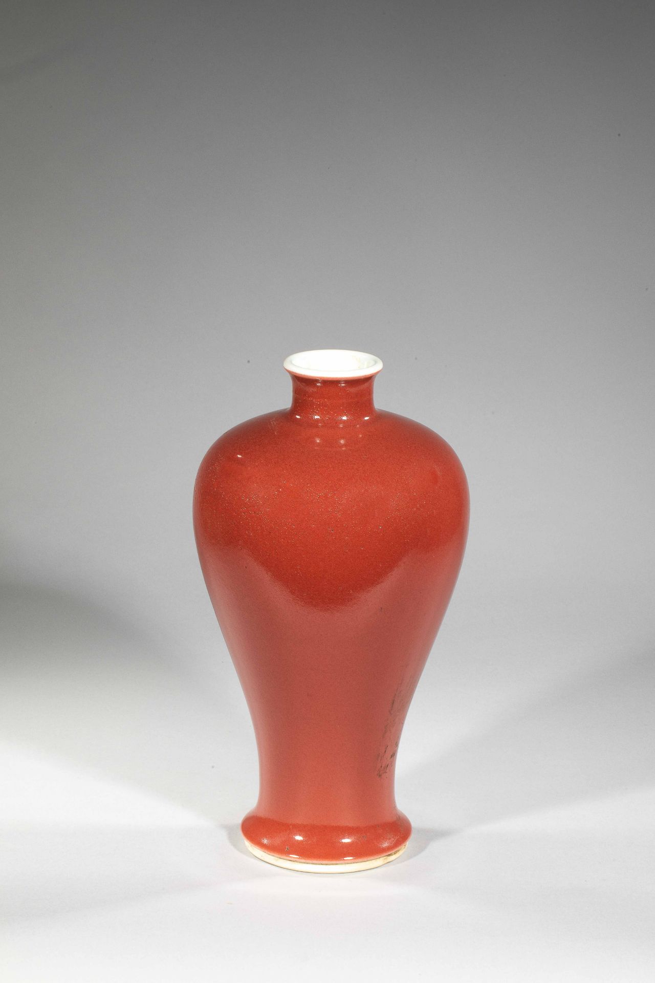 Vase Langyao de forme meipïng à glaçure monochrome rouge sang de bœuf, [...]