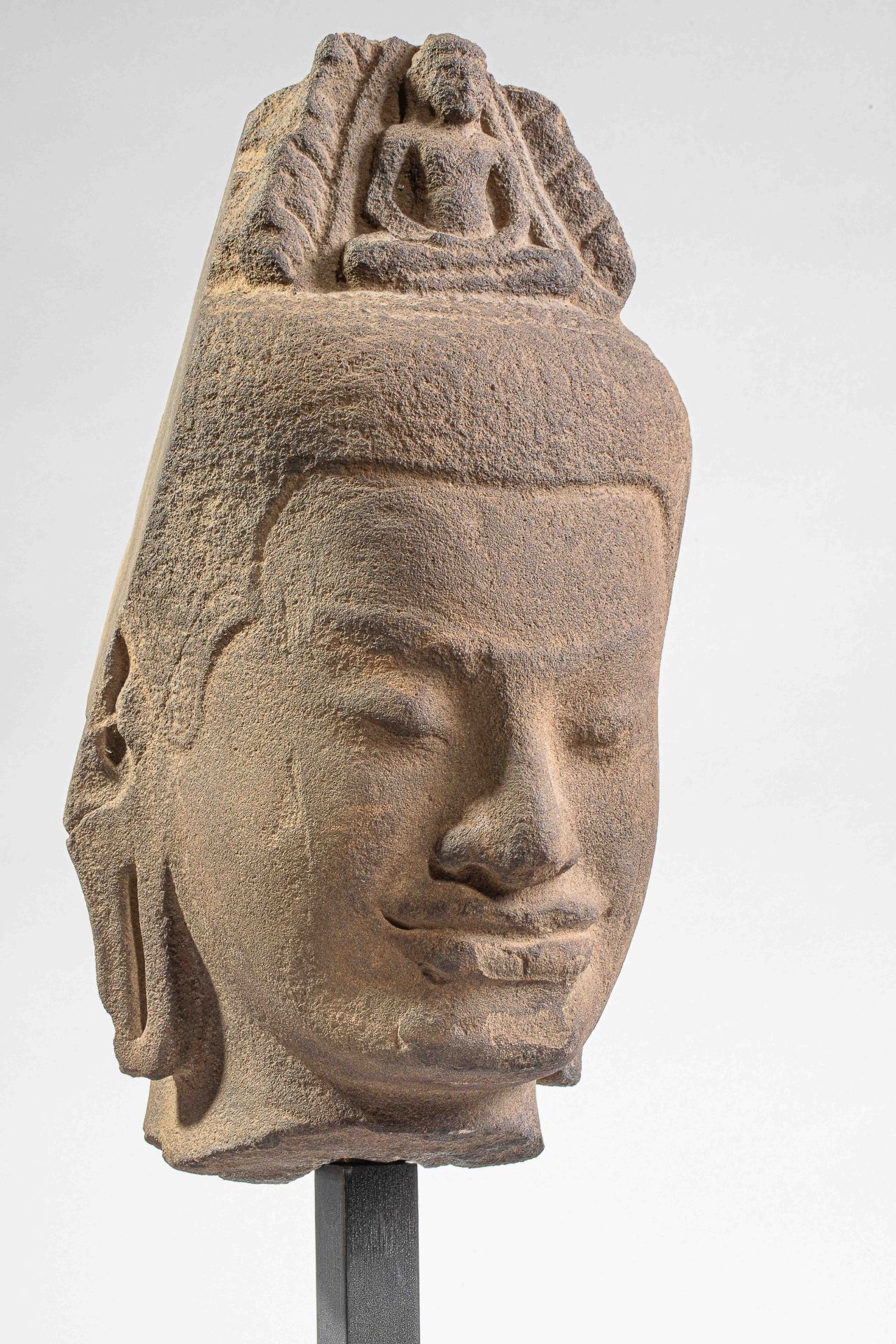 Tête du Boddhisattva Lokeshvara, surmontée de la figure du Buddha Amitabha dans son [...] - Bild 3 aus 6