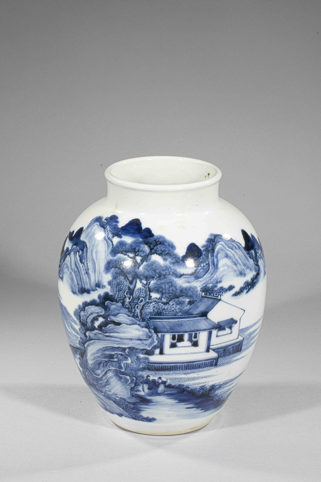 Jarre en porcelaine blanche décoré en bleu cobalt sous couverte d'un paysage [...]