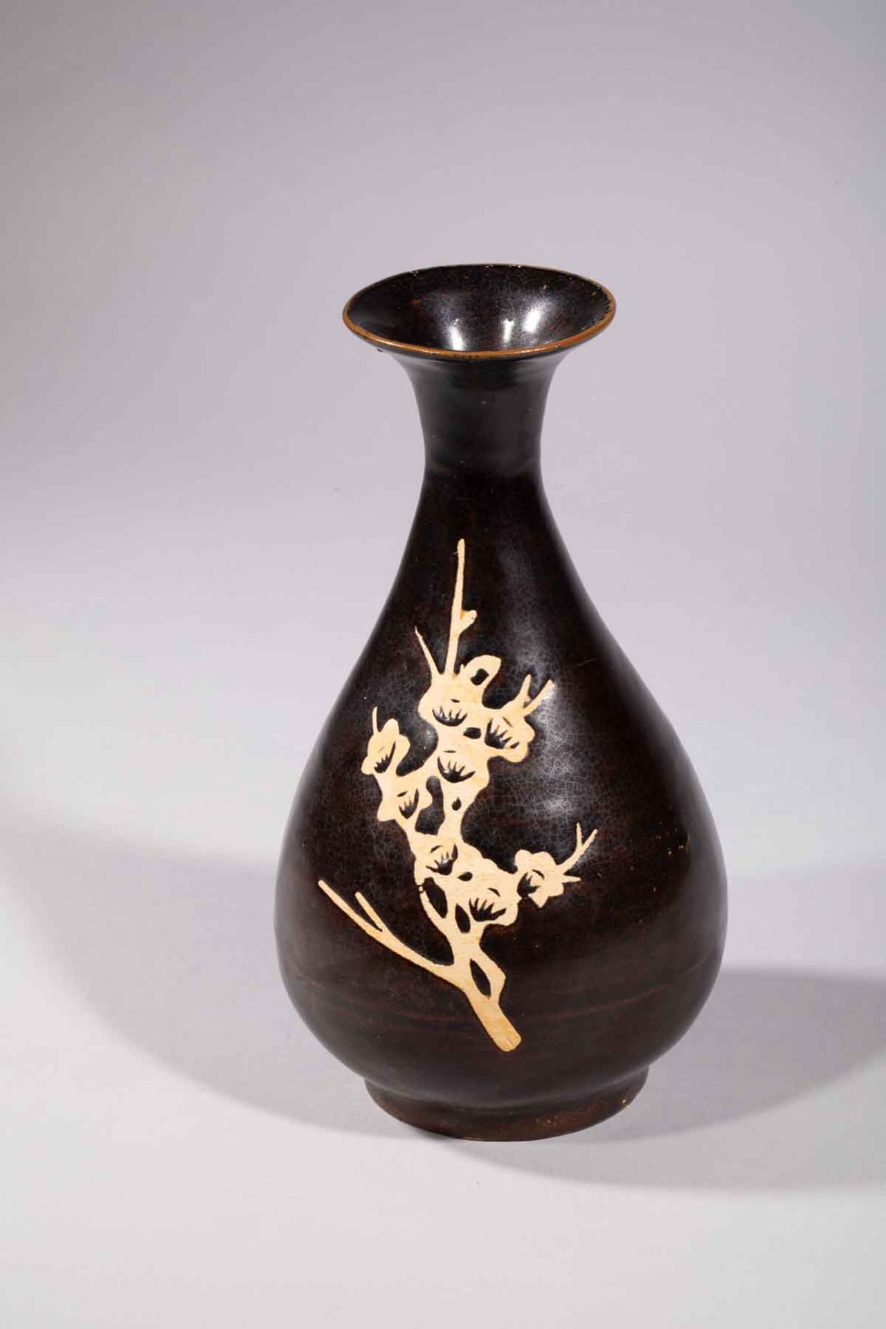 Vase Yuhuchunping Cizhu à décor d'une branche de prunus beige en réserve sur fond [...] - Bild 2 aus 6
