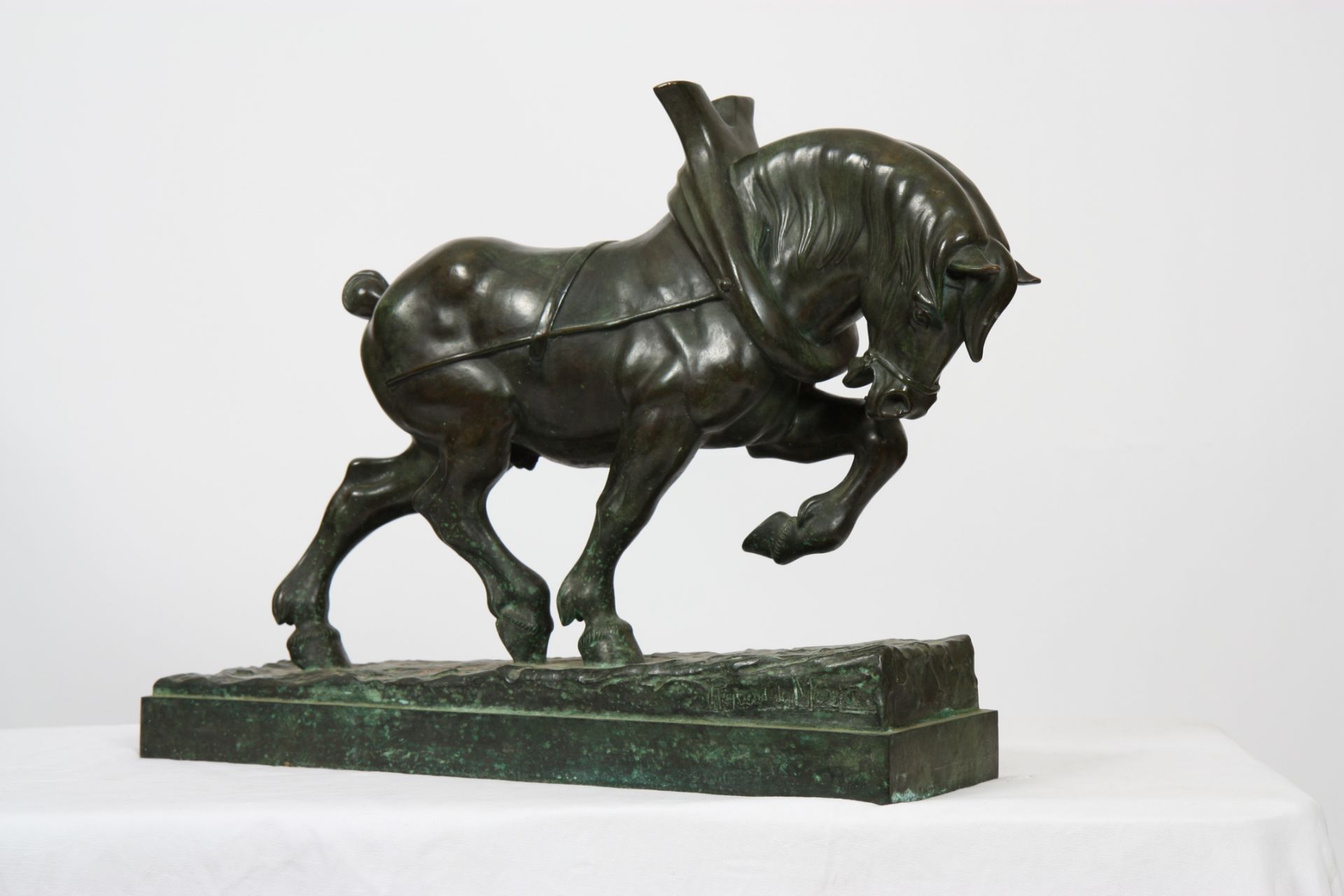 BRONZE "CHEVAL DE TRAIT" DE RAYMOND DE MEESTER (1904-1995) En bronze patiné [...]