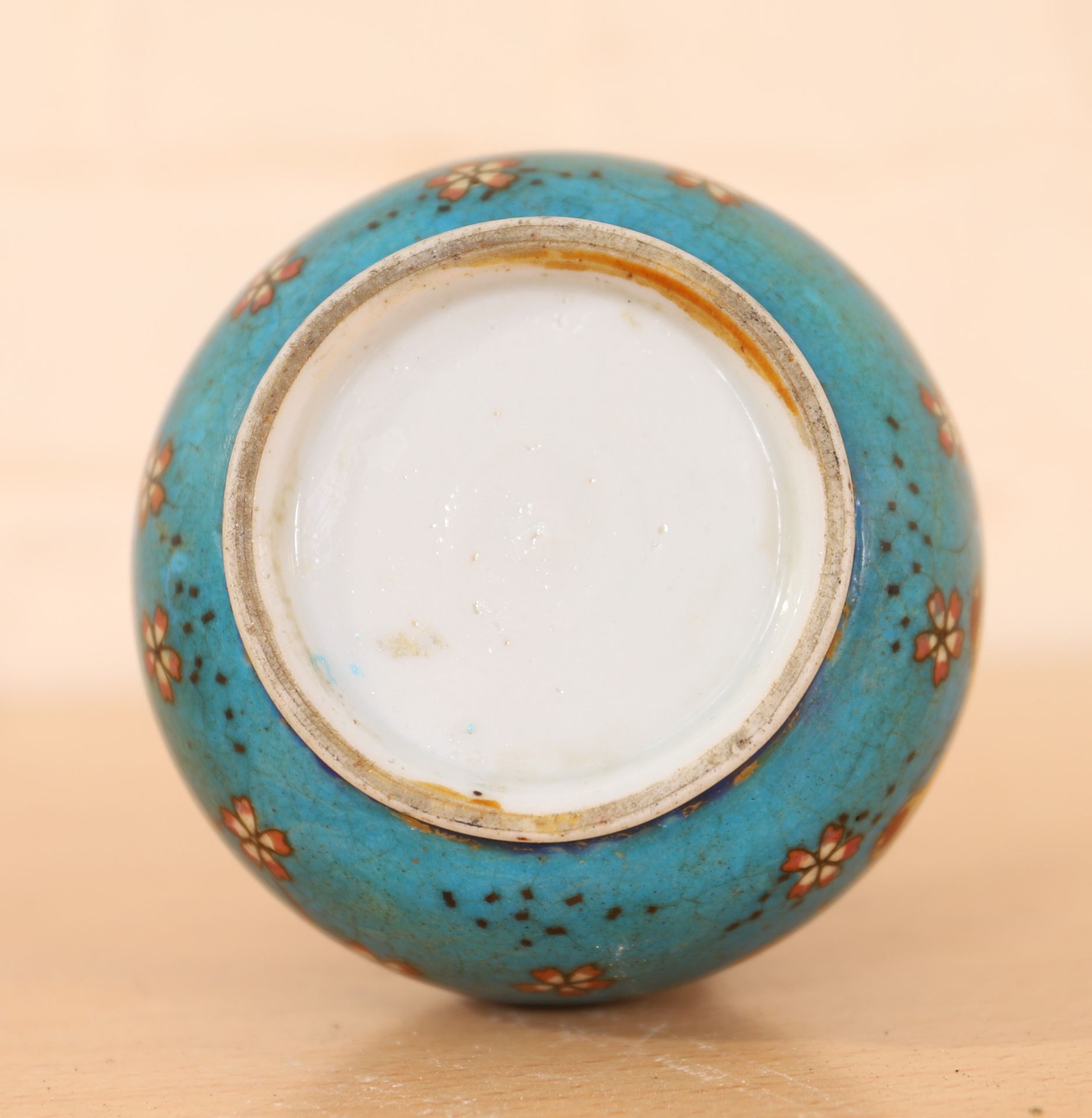 PETIT VASE FLACON EN PORCELAINE CHINE En porcelaine à fond bleu imitant les émaux [...] - Bild 2 aus 2