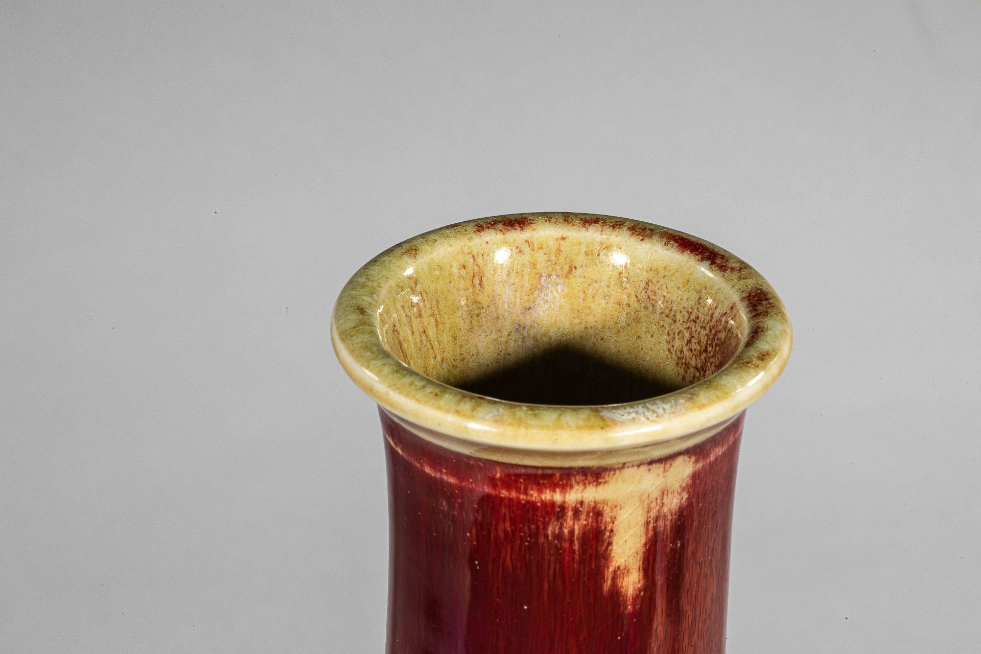 Vase flacon langyao sur piédouche à col droit serti de deux anses en forme de rhui [...] - Bild 5 aus 6