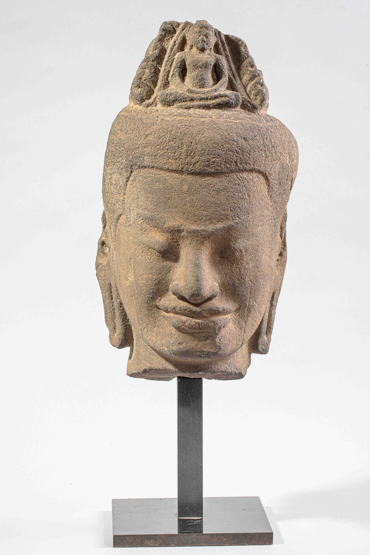 Tête du Boddhisattva Lokeshvara, surmontée de la figure du Buddha Amitabha dans son [...]
