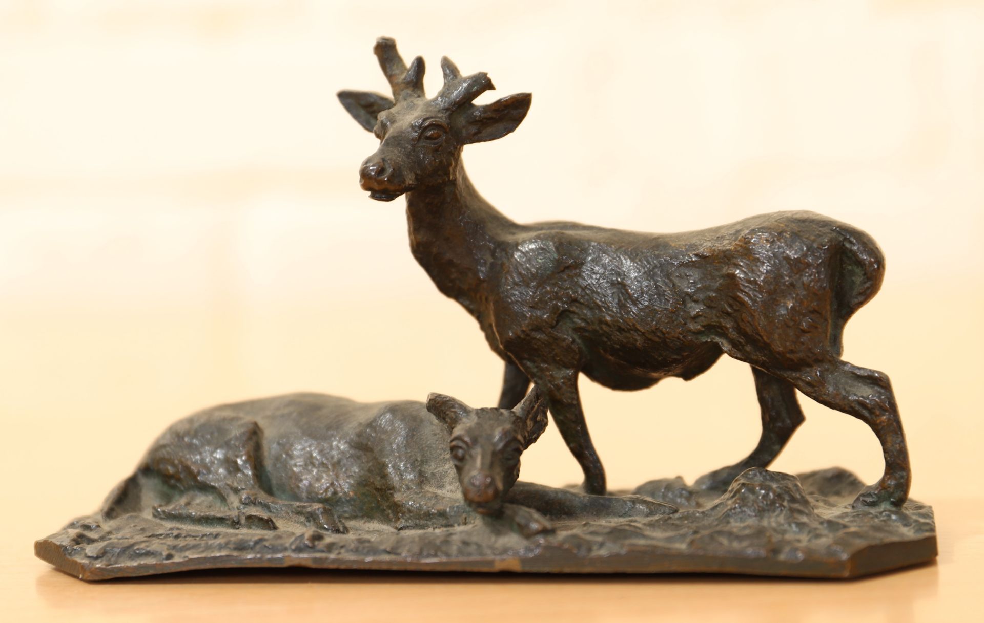 PETIT BRONZE ANIMALIER "CERF ET BICHE" DE Christophe FRATIN (1801-1864) En bronze [...]