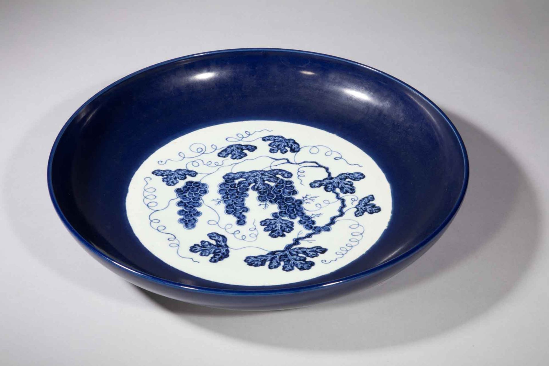 Large plat à décor de grappes de raisins bleu cobalt sous couverte sur fond blanc [...]