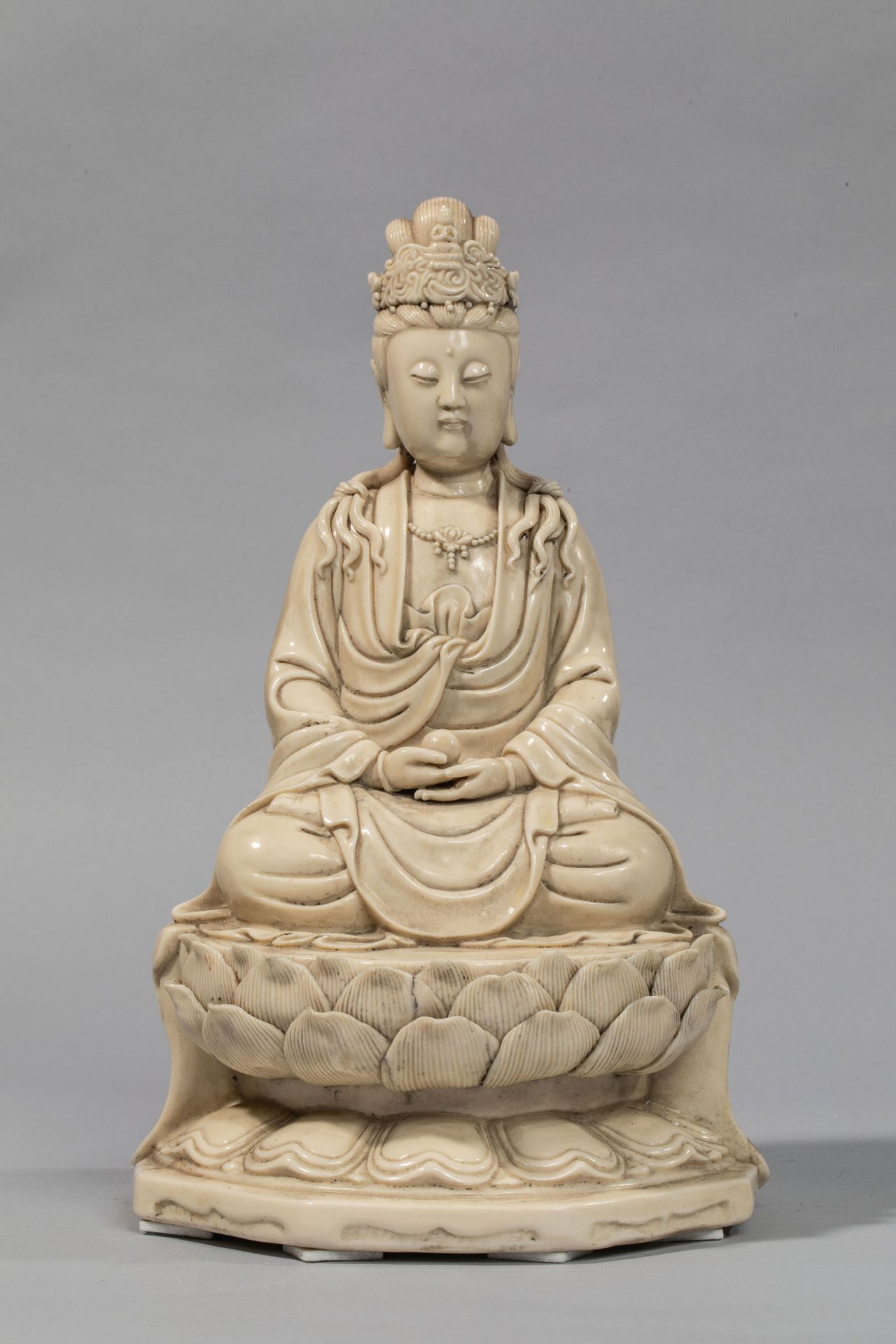 Le Boddhisattva Kwan Yin assis en méditation sur un socle lotiforme vêtu de la robe [...]