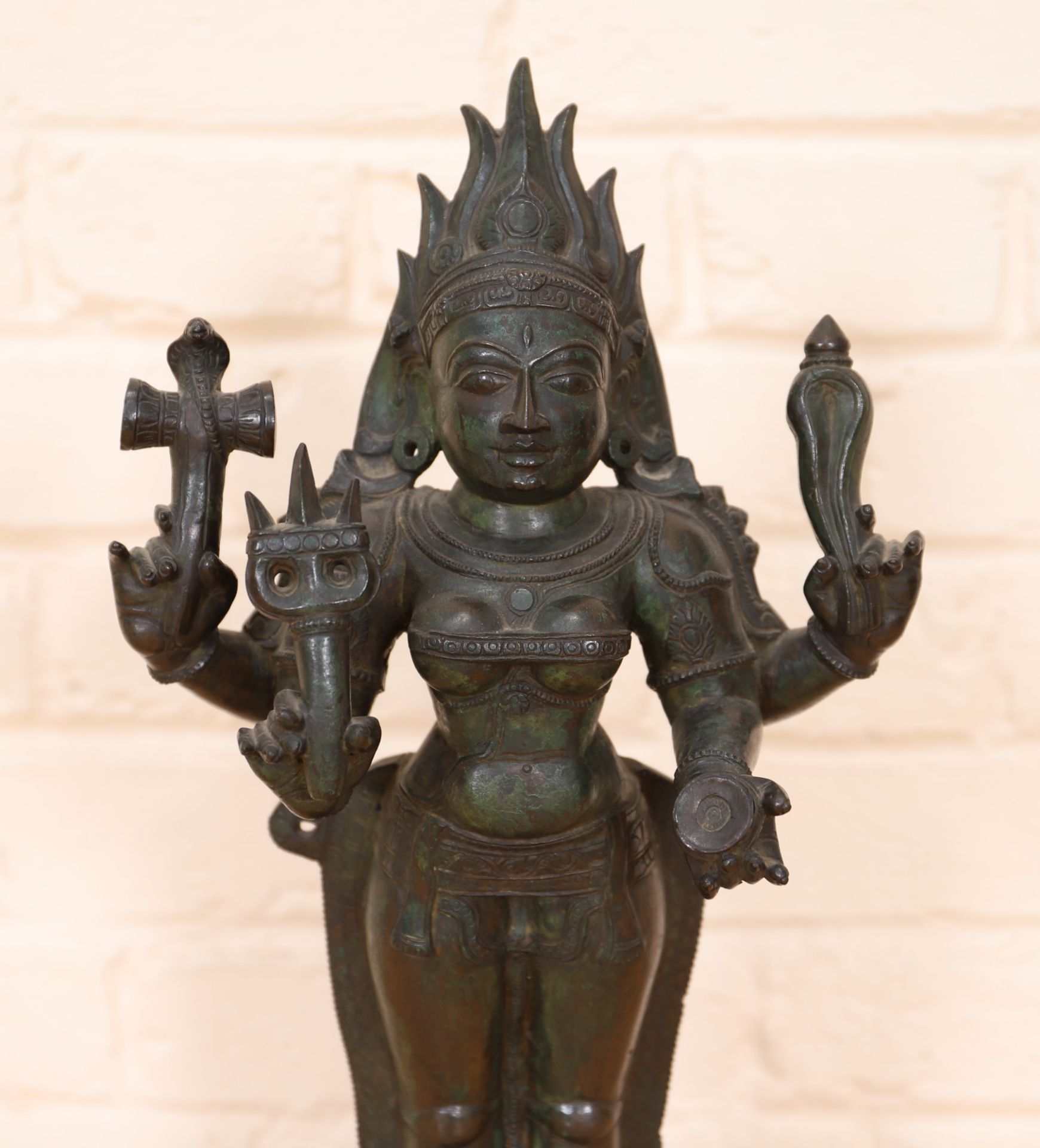 "KALI" EN BRONZE INDE La déesse Kali figurée debout sur une base lotiforme, [...] - Bild 2 aus 3