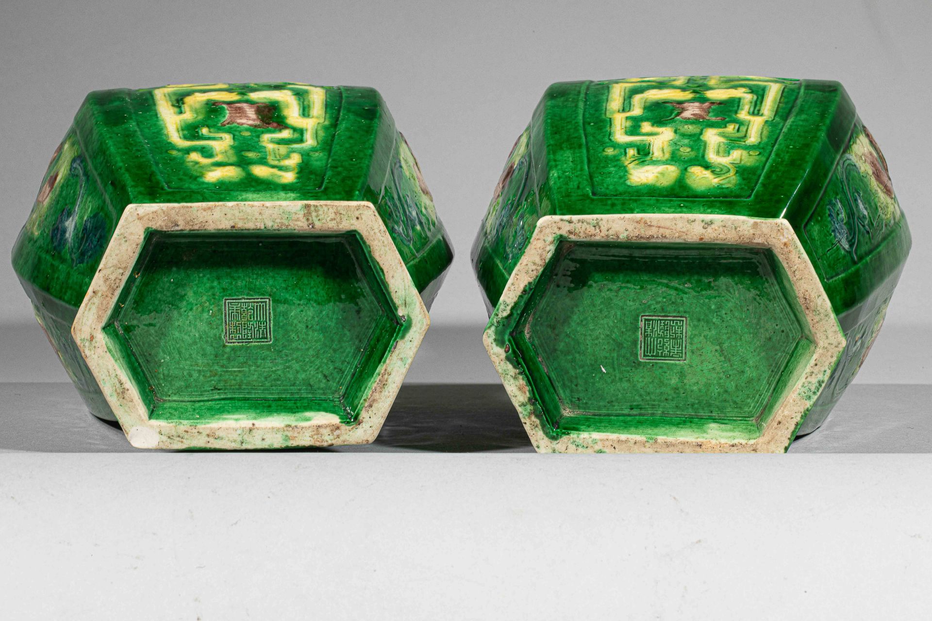 Paire de vases de forme hexagonale à décor moulé sous glaçure dites sancaï, [...] - Bild 5 aus 6