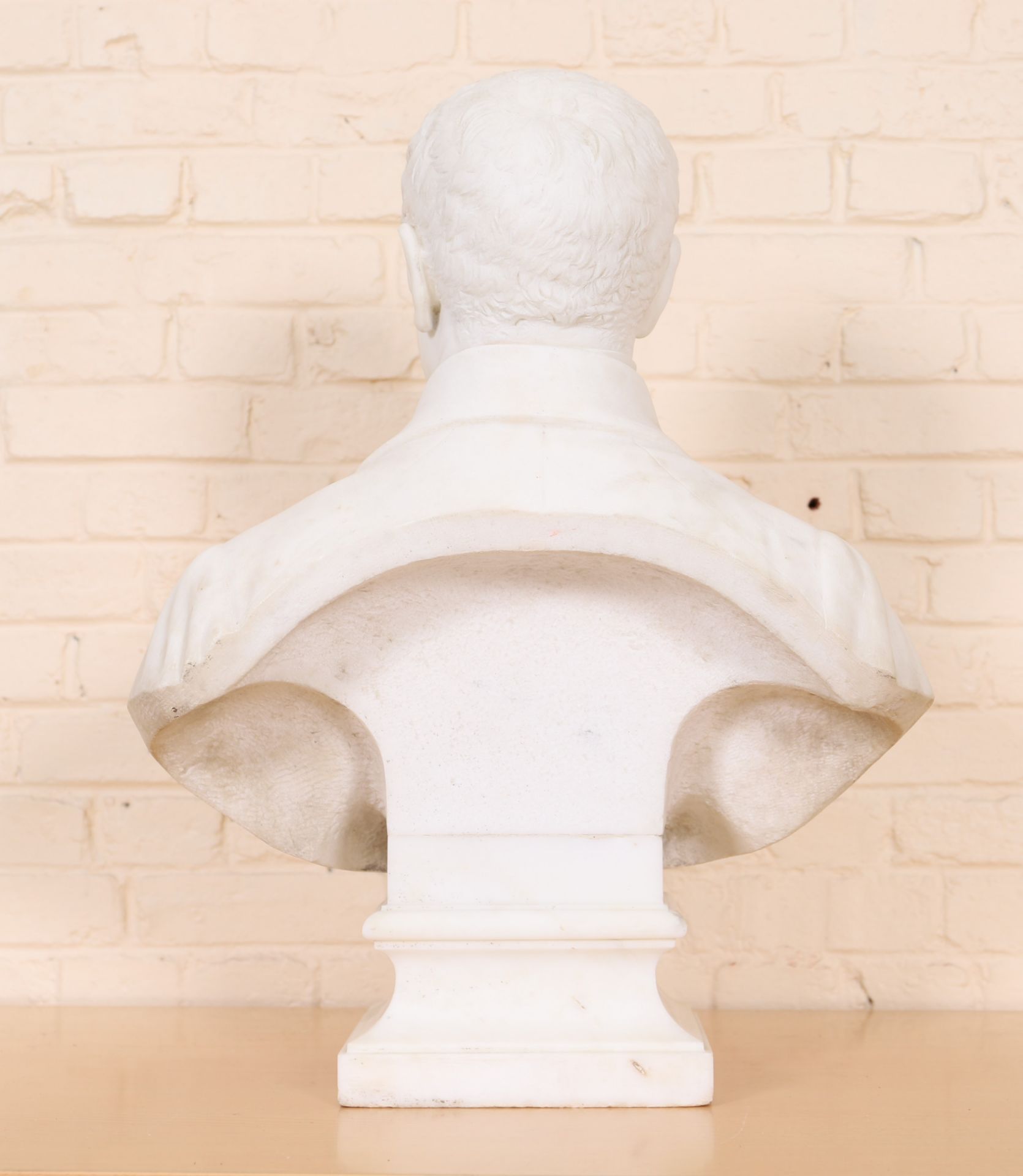 "PORTRAIT EN BUSTE D'HOMME DE QUALITE" XIXè En marbre blanc statuaire, reposant sur [...] - Bild 4 aus 4