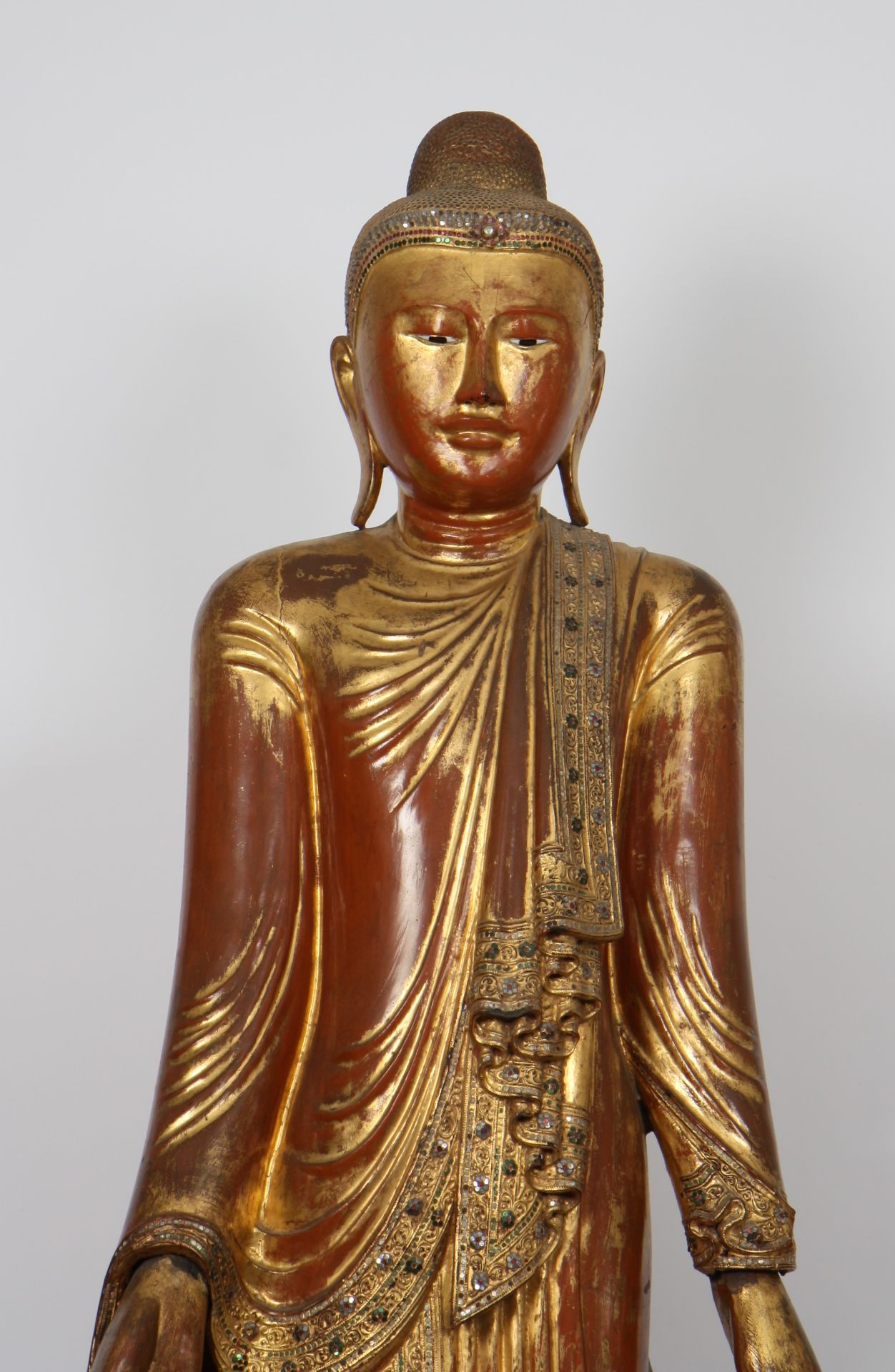 IMPORTANT "BOUDDHA" EN BOIS LAQUE DORE BIRMANIE En bois laqué et doré, en pied. [...] - Bild 3 aus 4