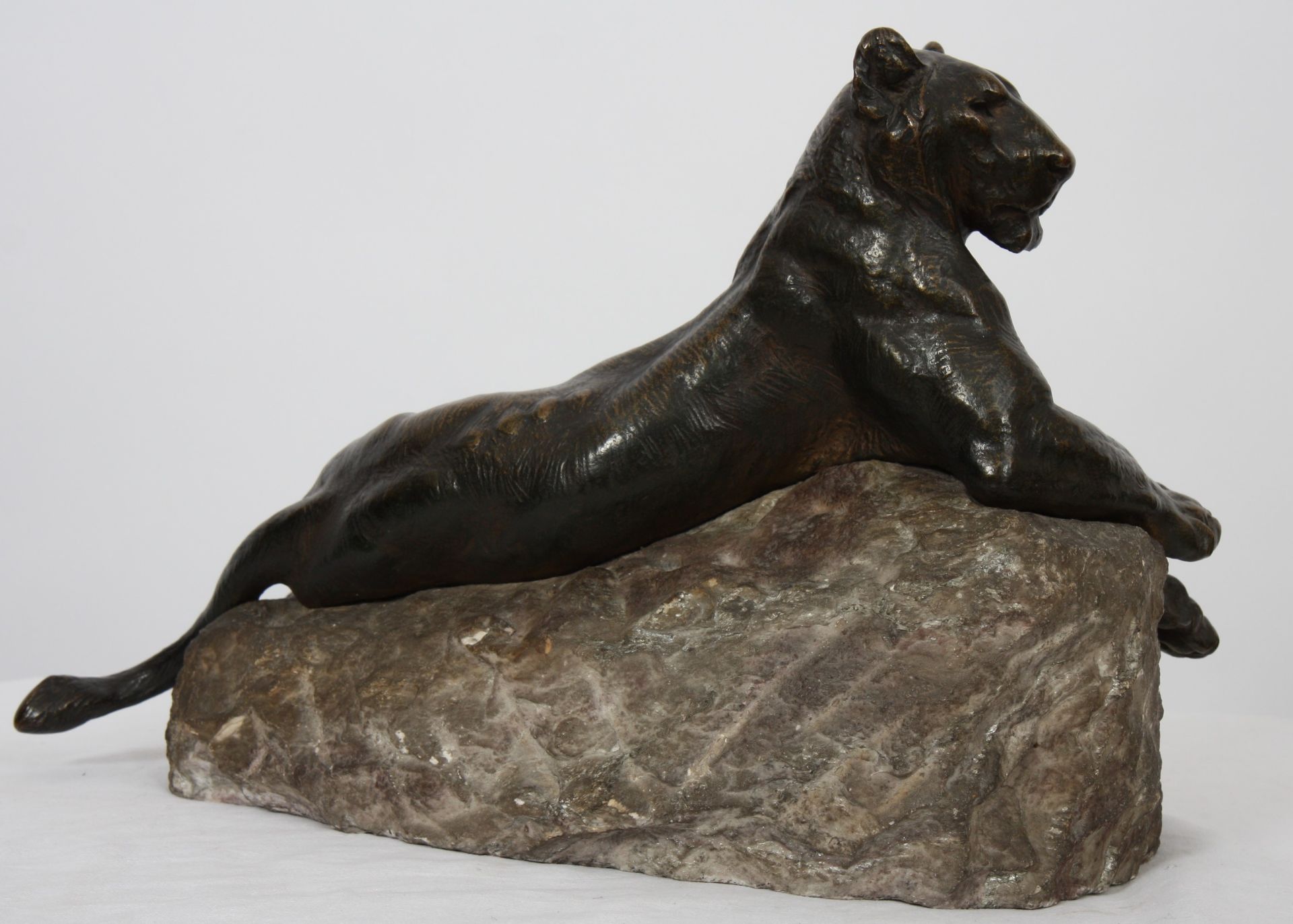 BRONZE "LIONNE COUCHEE" DE PROSPER LECOURTIER (1851-1924) En bronze mordoré, [...] - Bild 3 aus 3