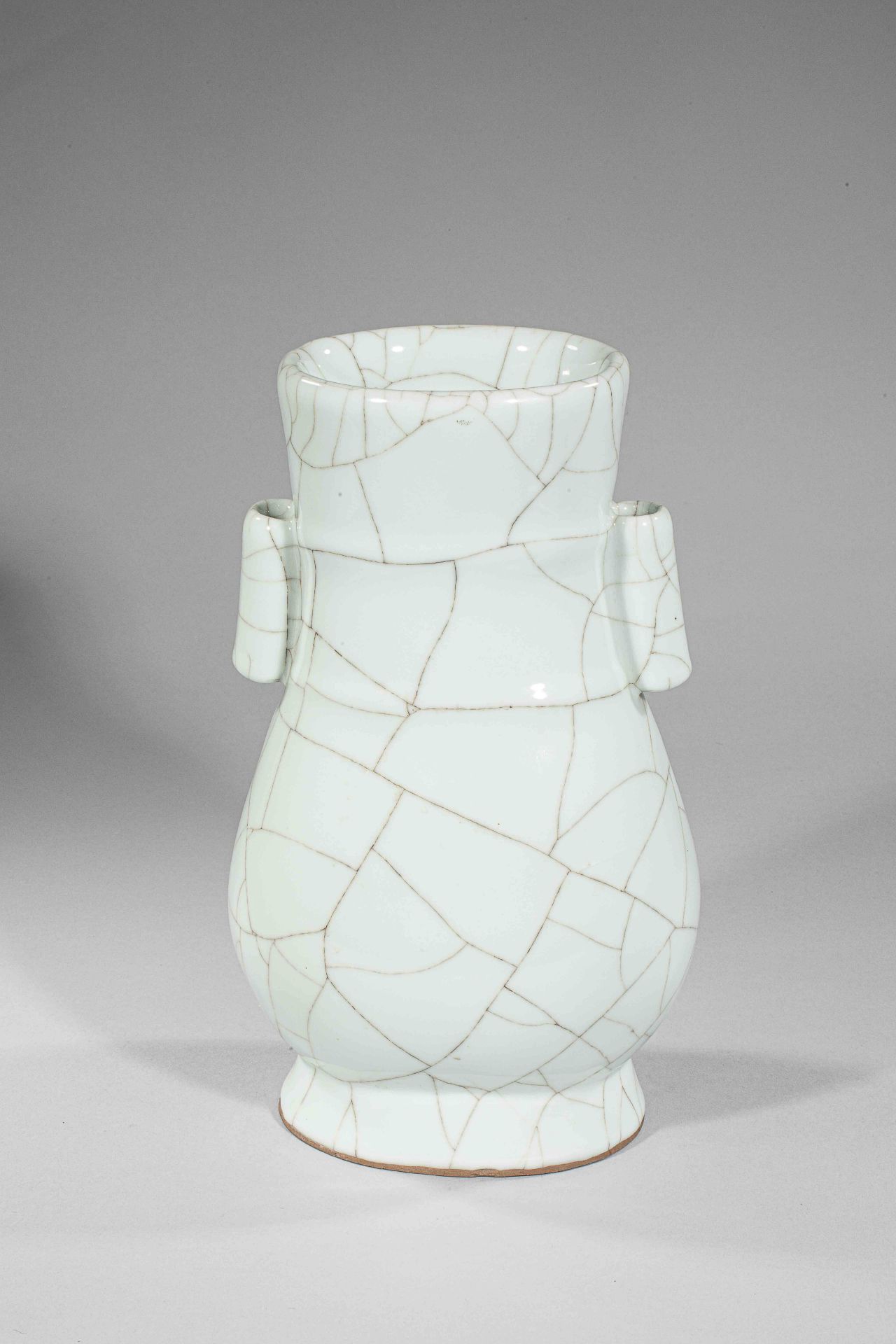Vase Hu "Ghe Yao" à glaçure monochrome blanche larges craquelures veinées de noir. [...]