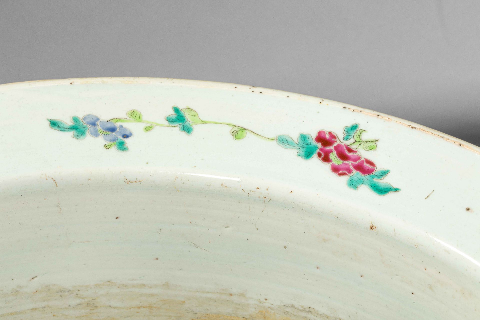 Paire de pots planteur ouvert par un marli plat en porcelaine de la famille rose [...] - Bild 5 aus 8