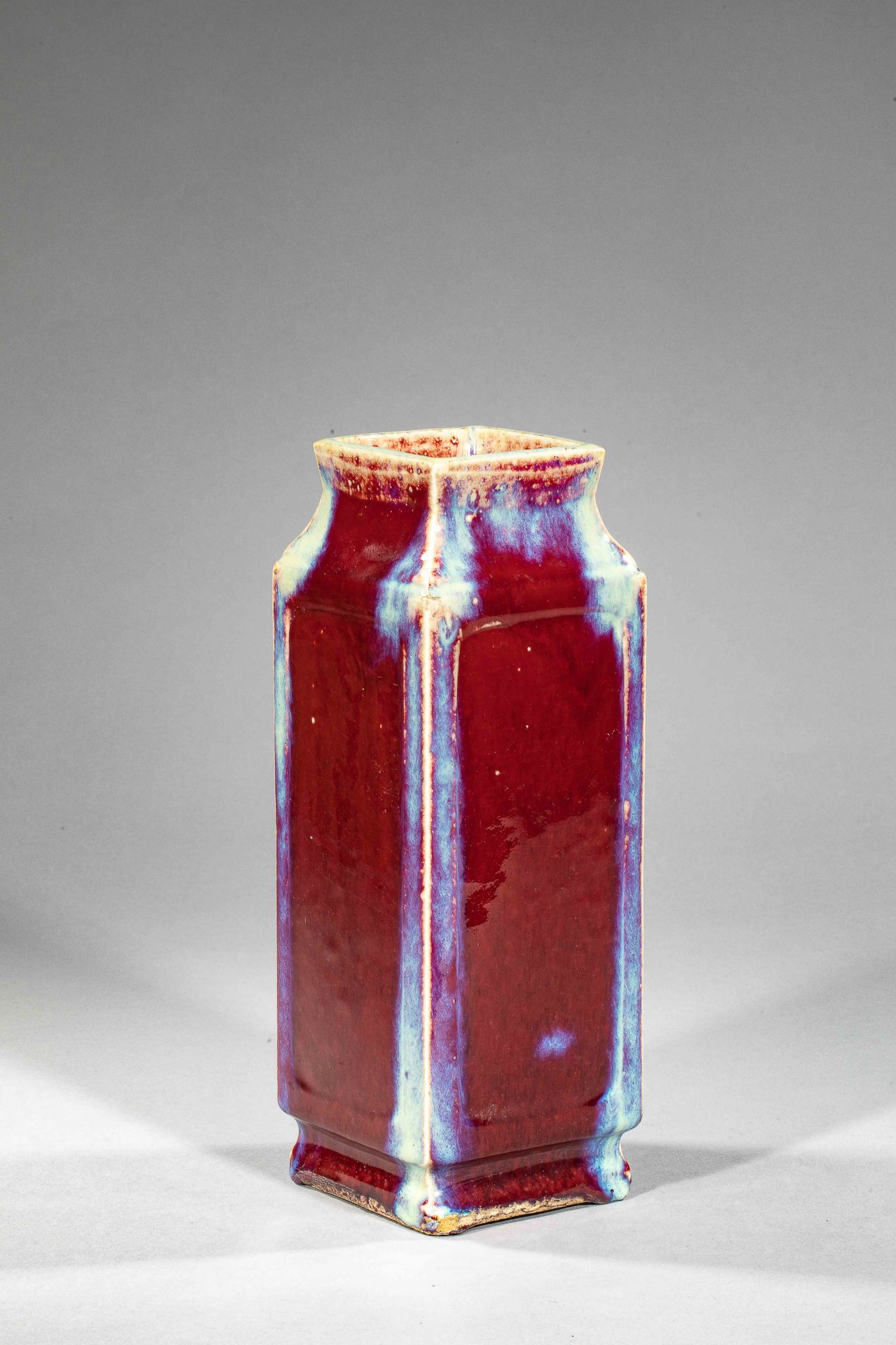 Vase quadrangulaire langyao en porcelaine à glaçure monochrome sang de bœuf [...] - Bild 2 aus 3