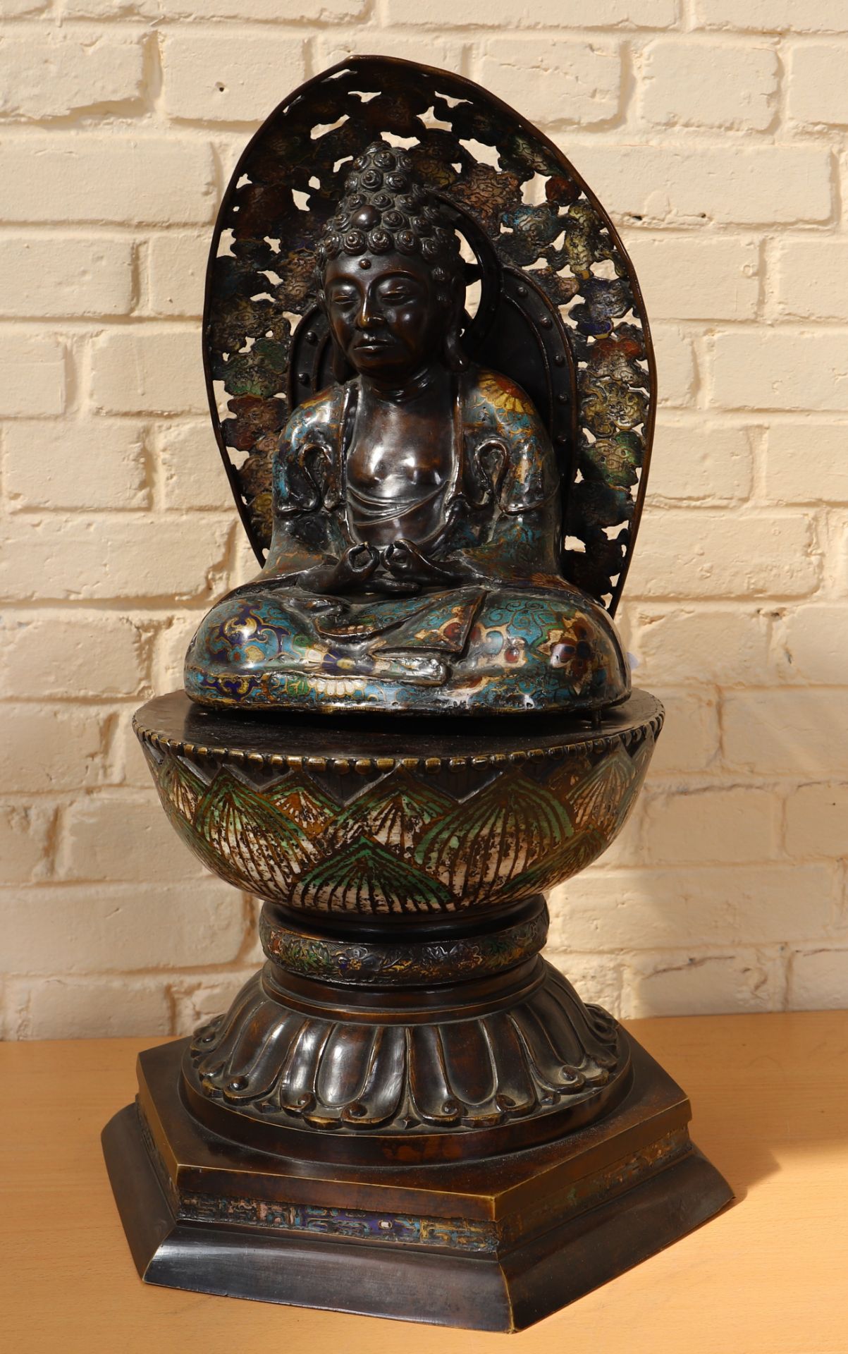 "BOUDDHA EN MEDITATION ASSIS A LA MANDORLE " EN CLOISONNE JAPON Bouddha en [...]