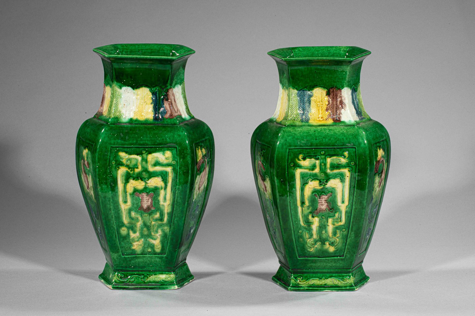 Paire de vases de forme hexagonale à décor moulé sous glaçure dites sancaï, [...] - Bild 4 aus 6