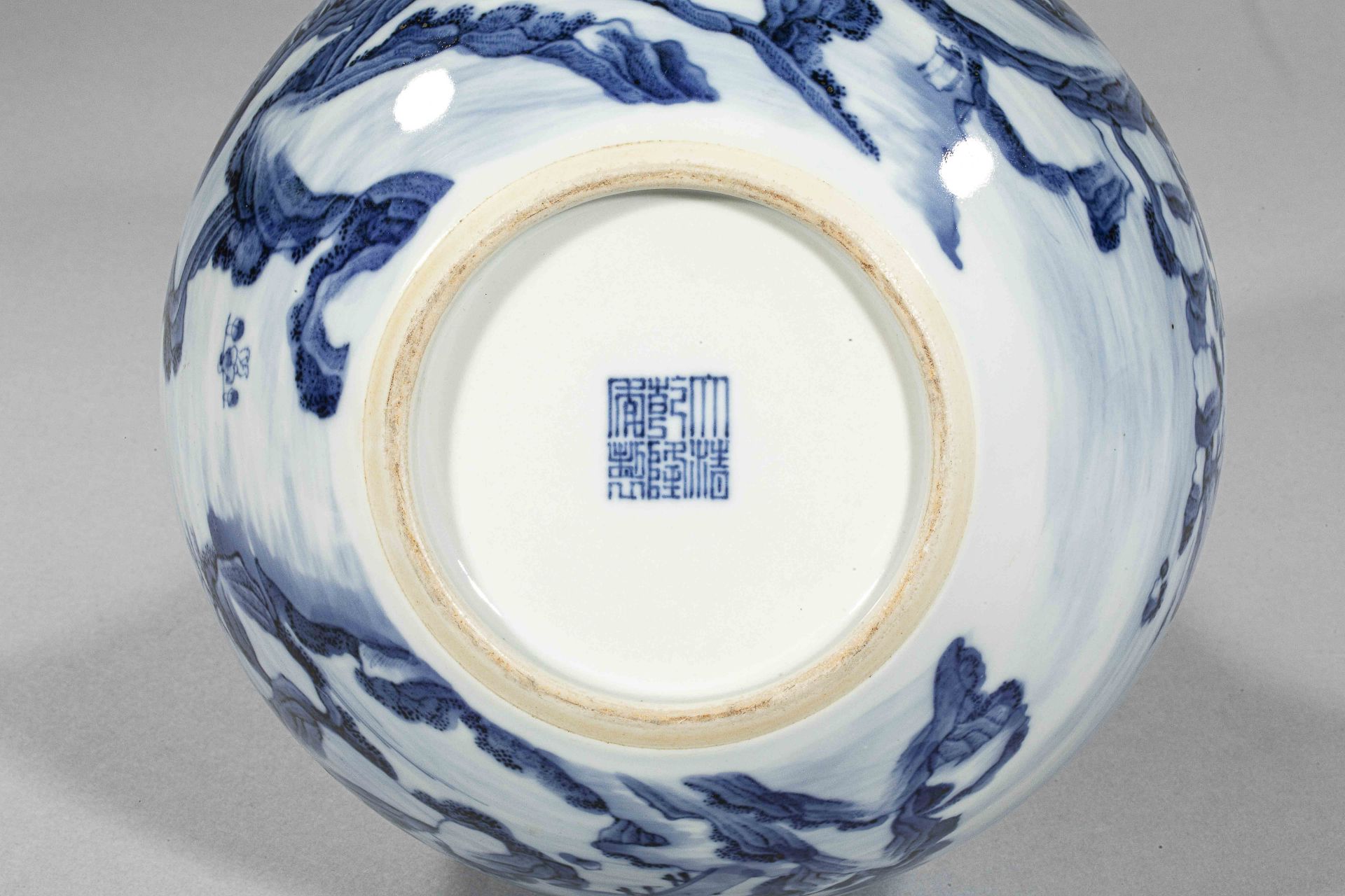 Vase de forme Tianqiuping en porcelaine blanche décoré en bleu cobalt sous couverte [...] - Bild 4 aus 4