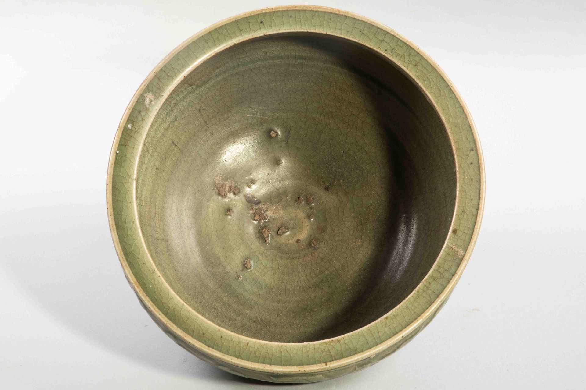 Brûle parfum Ding tripode en épaisse porcelaine du Longquan à décor de motifs [...] - Bild 3 aus 5