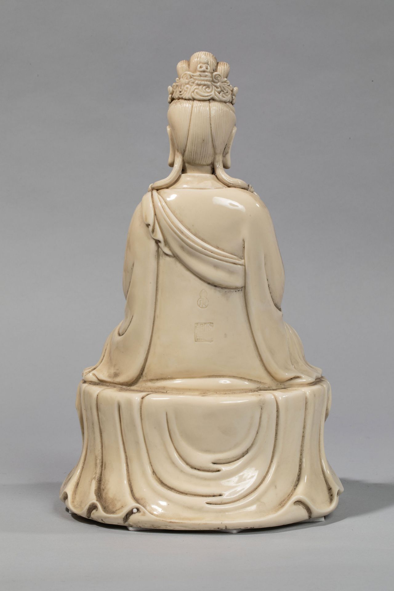 Le Boddhisattva Kwan Yin assis en méditation sur un socle lotiforme vêtu de la robe [...] - Bild 3 aus 5