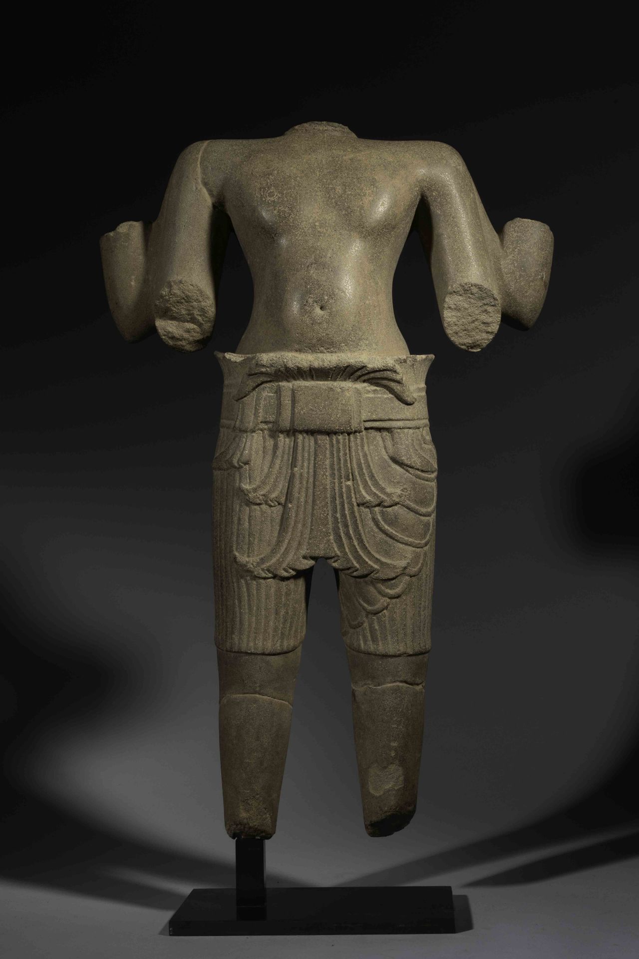 Torse de divinité masculine, sans doute Vishnu à quatre bras en posture hiératique [...] - Bild 2 aus 4