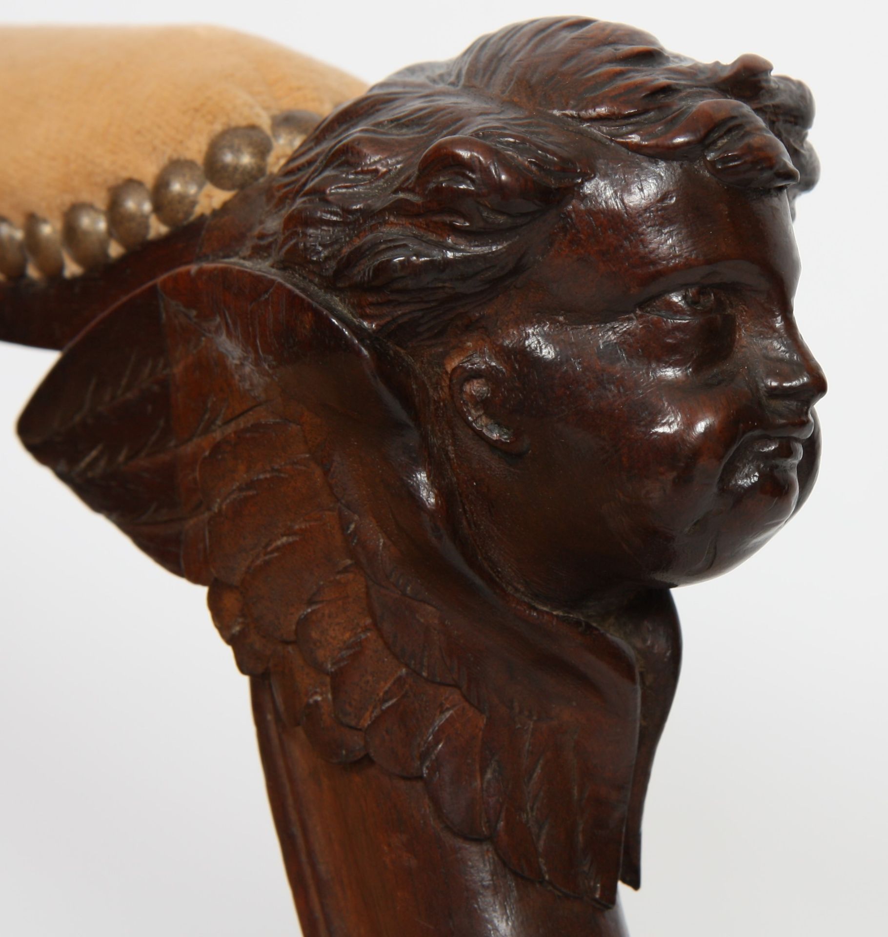 RARE TABOURET CURULE ITALIEN XIXè En bois naturel sculpté à décor de têtes [...] - Bild 3 aus 3