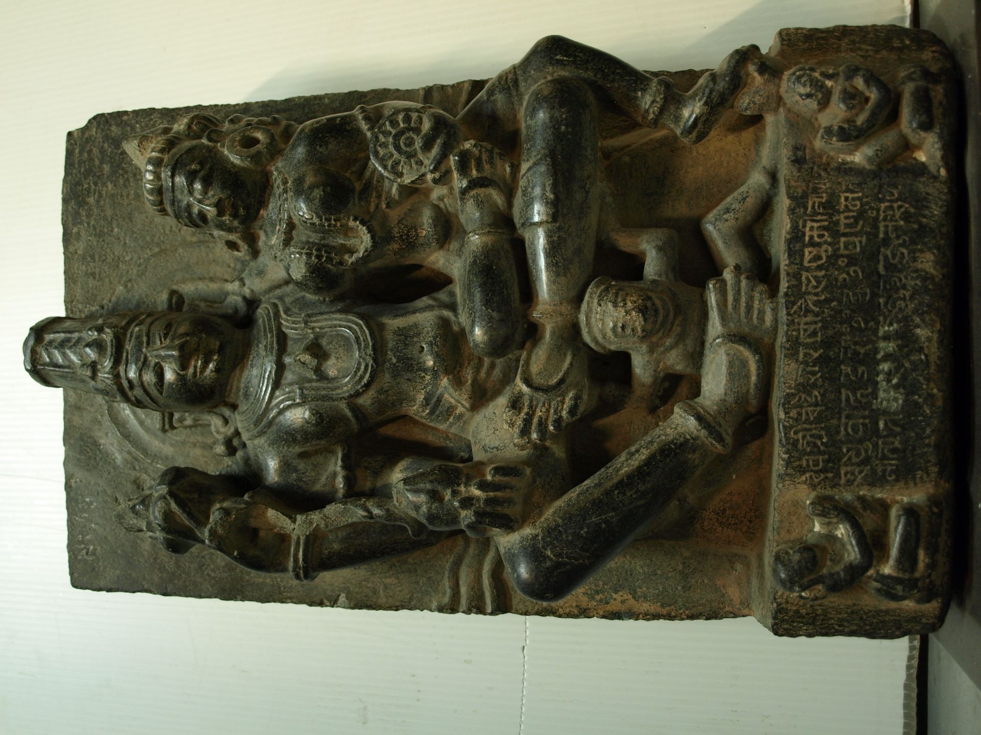 Le couple divin Vishnu Lakshmi assis en Lalitasana , tendrement enlacés , Vishnu [...] - Bild 9 aus 11