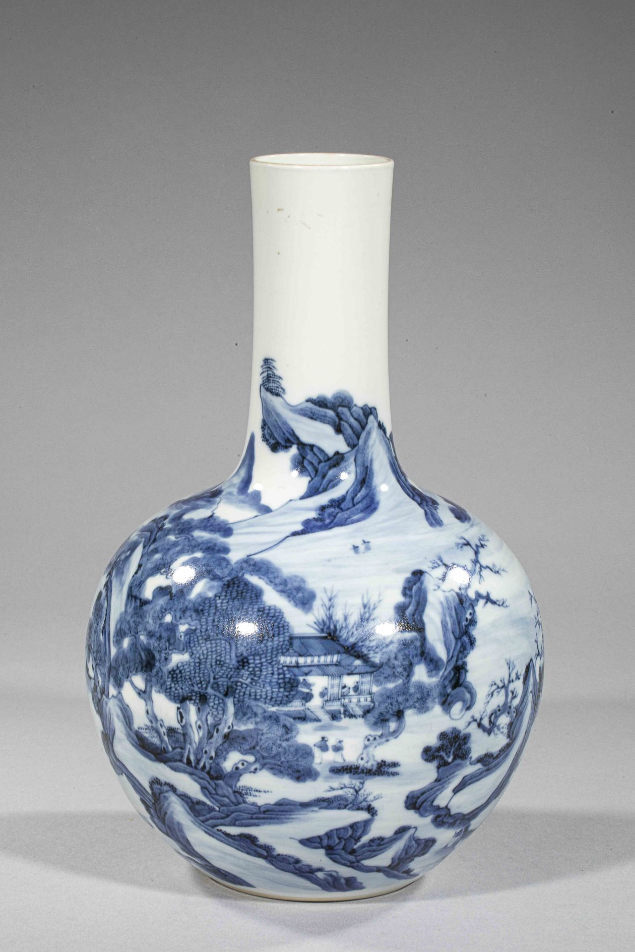 Vase de forme Tianqiuping en porcelaine blanche décoré en bleu cobalt sous couverte [...]