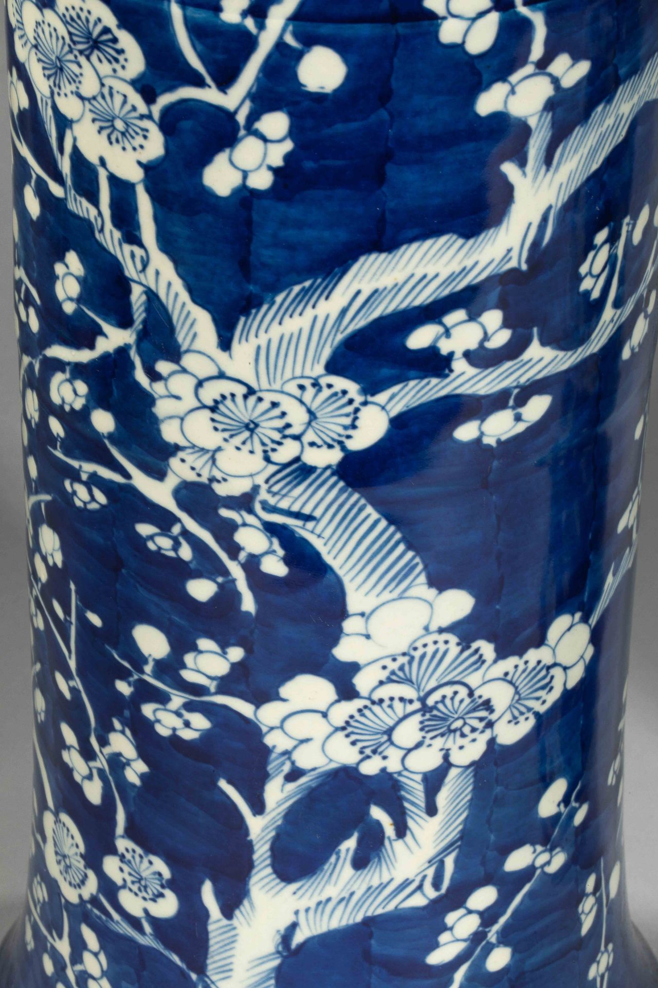 Paire de vases rouleau à ouverture évasée en porcelaine décorée en négatif sur [...] - Bild 3 aus 4
