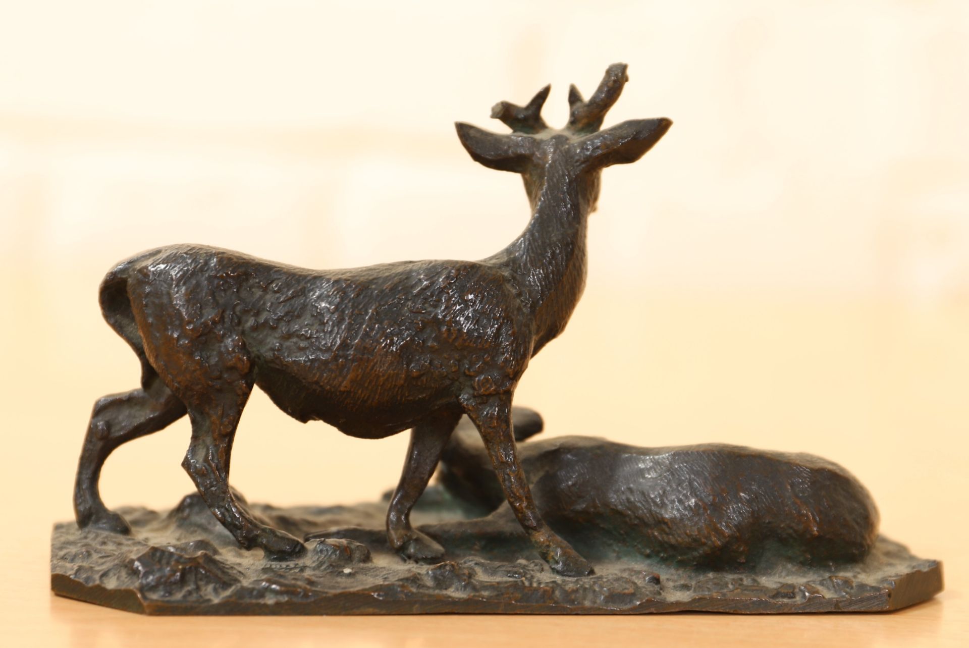 PETIT BRONZE ANIMALIER "CERF ET BICHE" DE Christophe FRATIN (1801-1864) En bronze [...] - Bild 2 aus 2