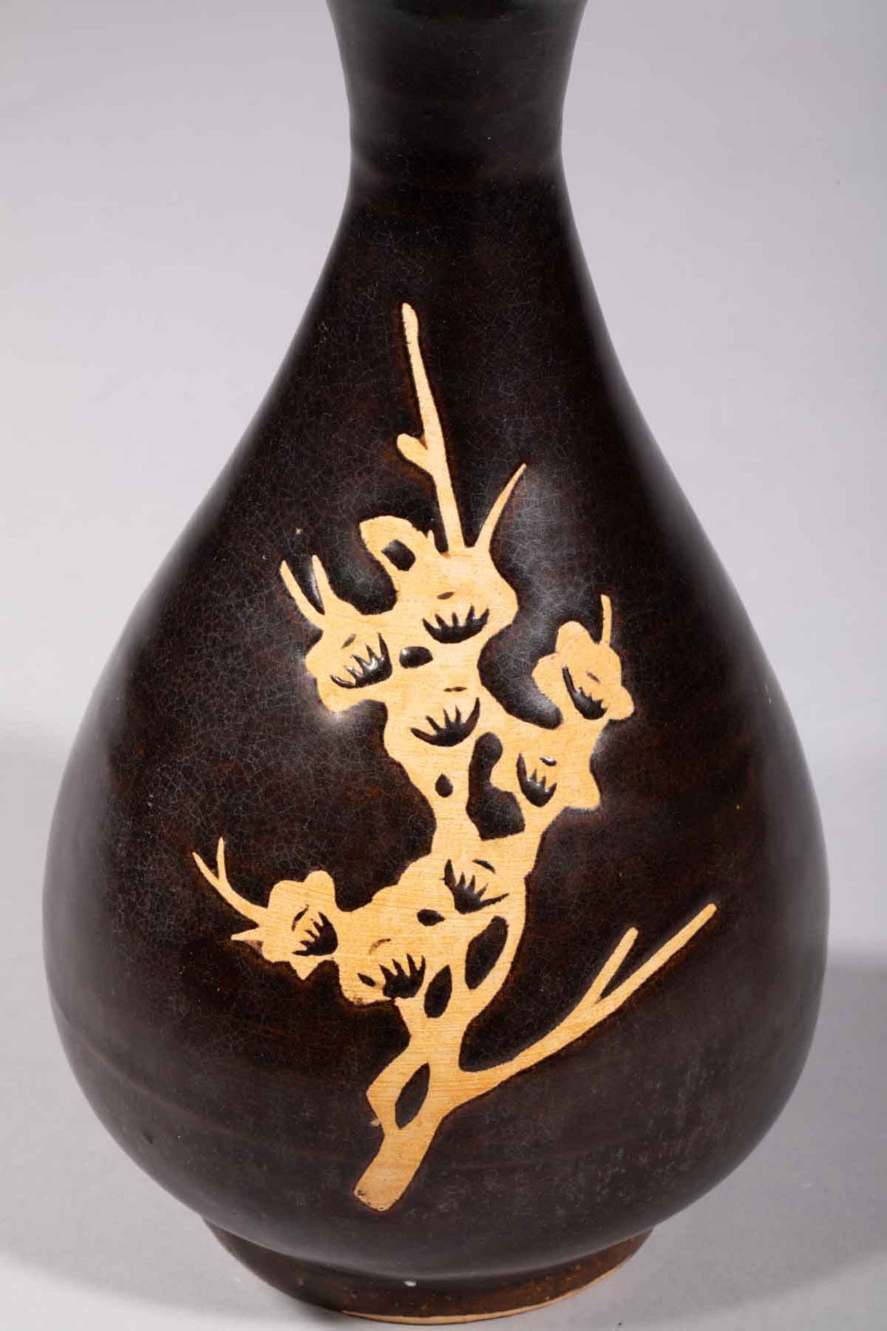 Vase Yuhuchunping Cizhu à décor d'une branche de prunus beige en réserve sur fond [...] - Bild 4 aus 6