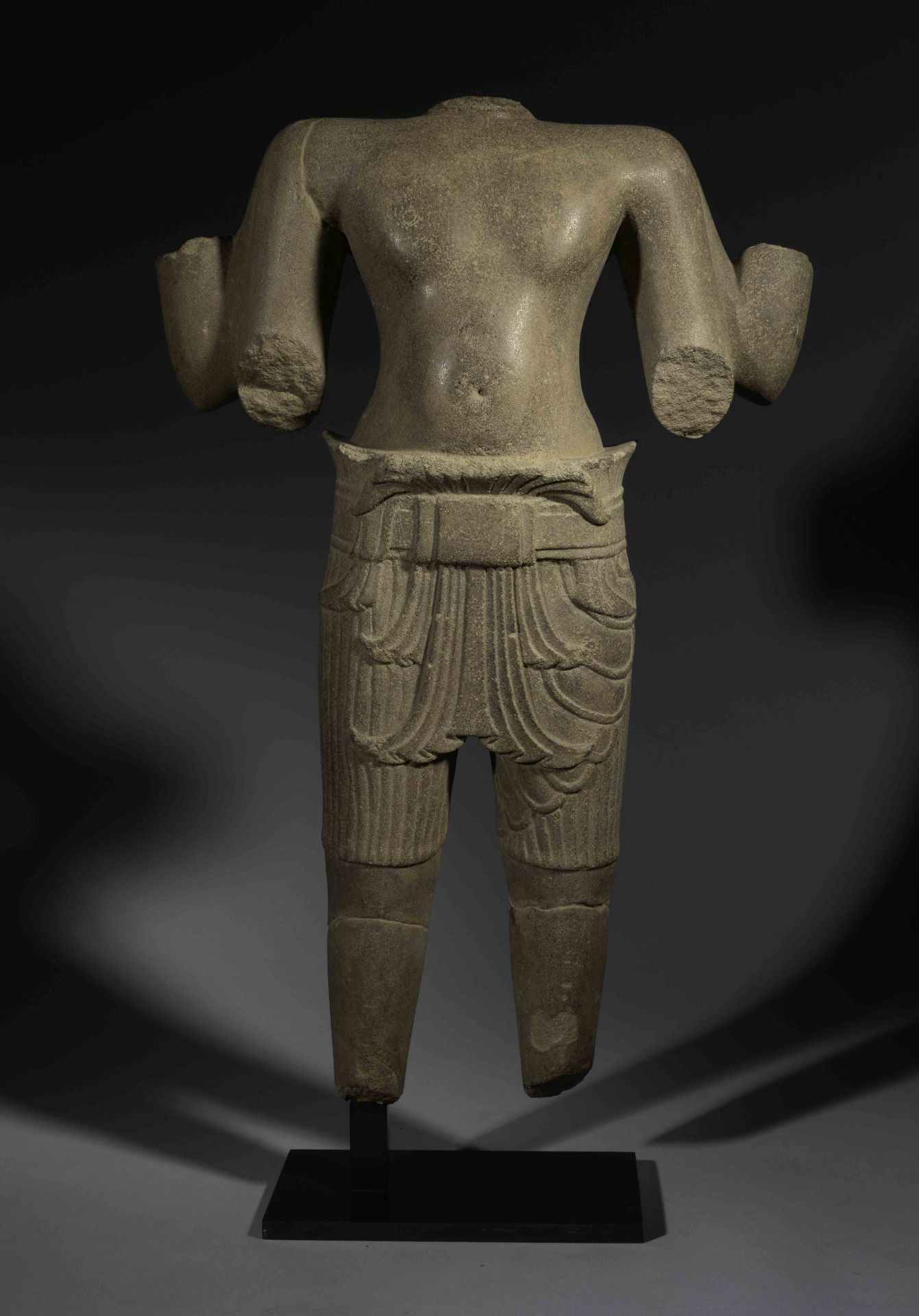 Torse de divinité masculine, sans doute Vishnu à quatre bras en posture hiératique [...]