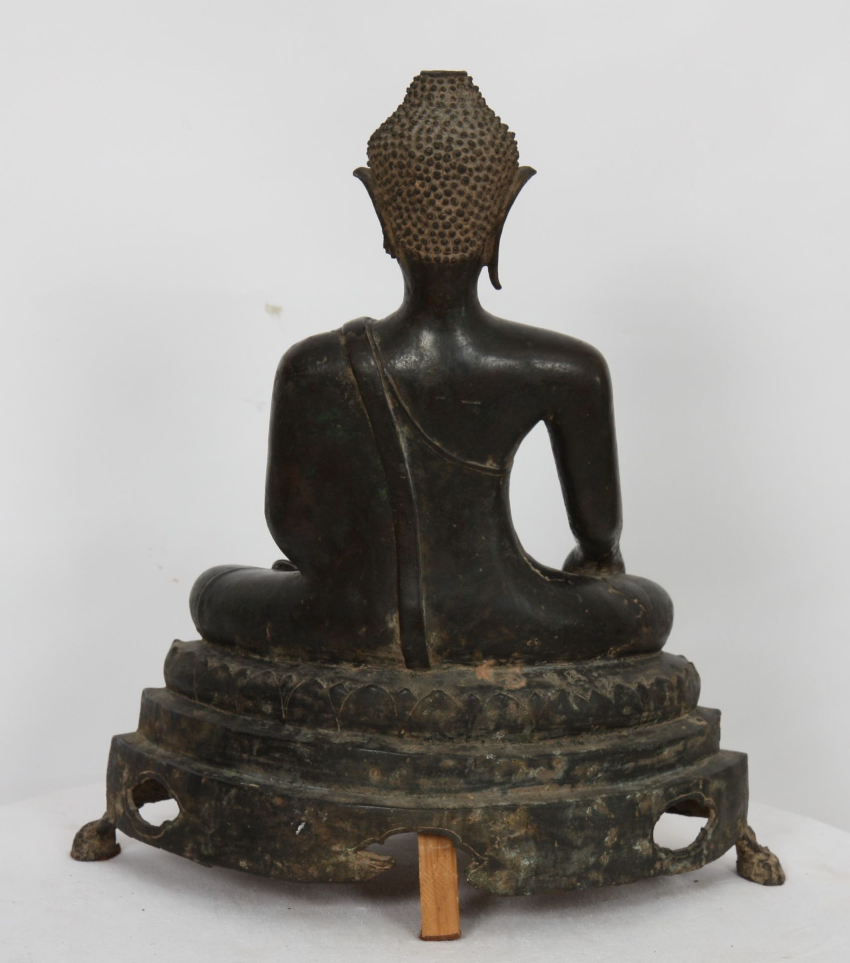 "BOUDDHA ASSIS" EN BRONZE PATINE LANNA-THAI SIAM XVIè En bronze à patine brune, au [...] - Bild 2 aus 3