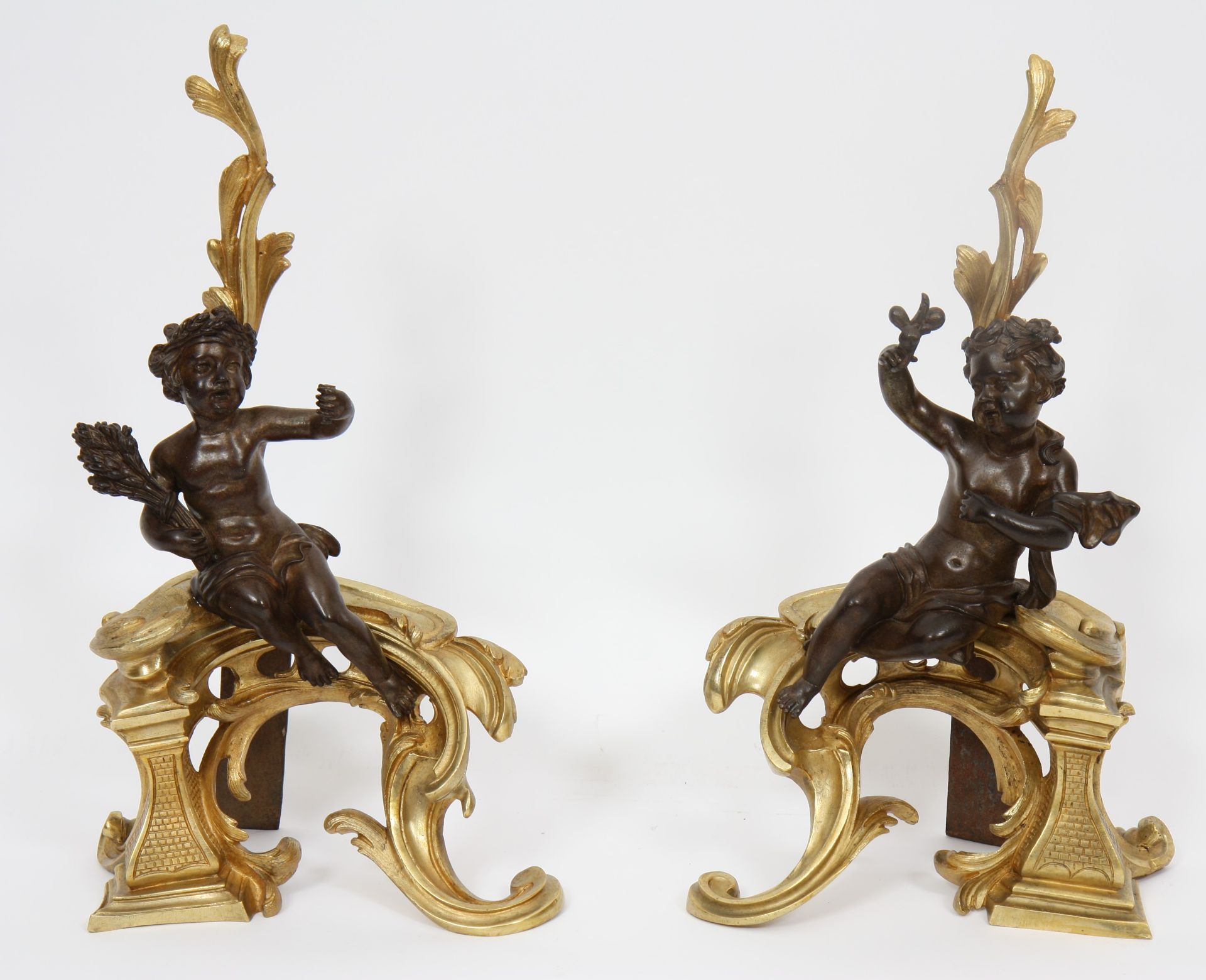 PAIRE DE CHENETS ROCAILLE "AUX PUTTI" XIXè En bronze doré et pâtiné à motifs de [...]