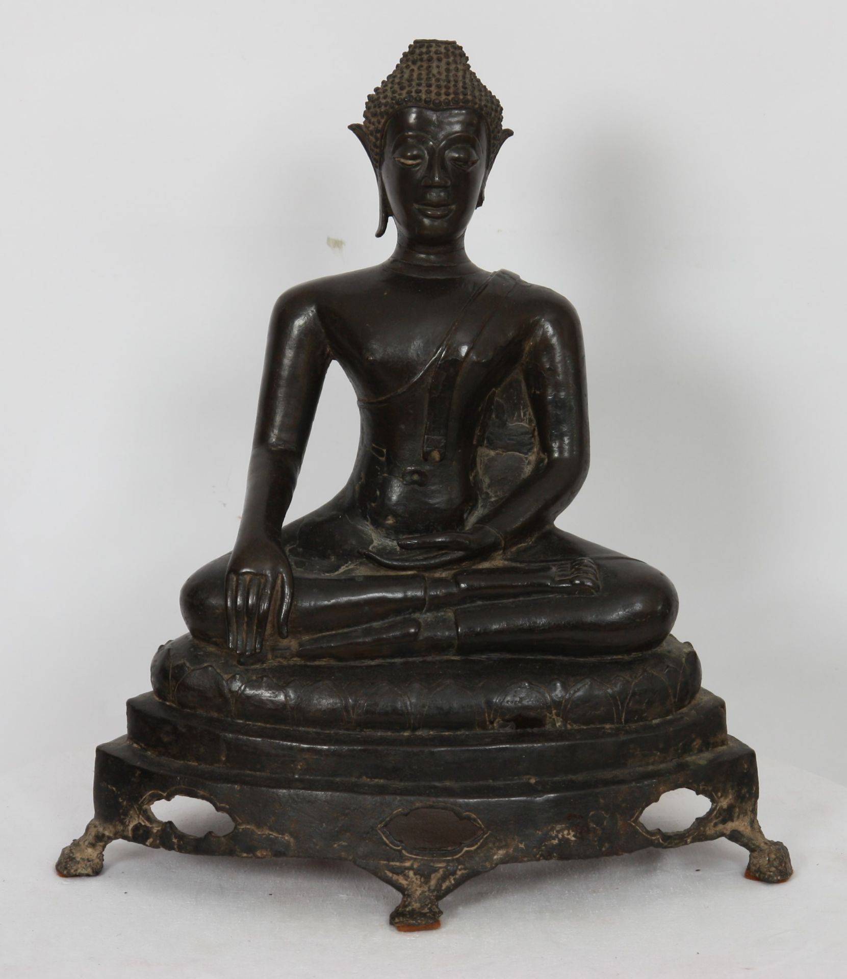 "BOUDDHA ASSIS" EN BRONZE PATINE LANNA-THAI SIAM XVIè En bronze à patine brune, au [...]