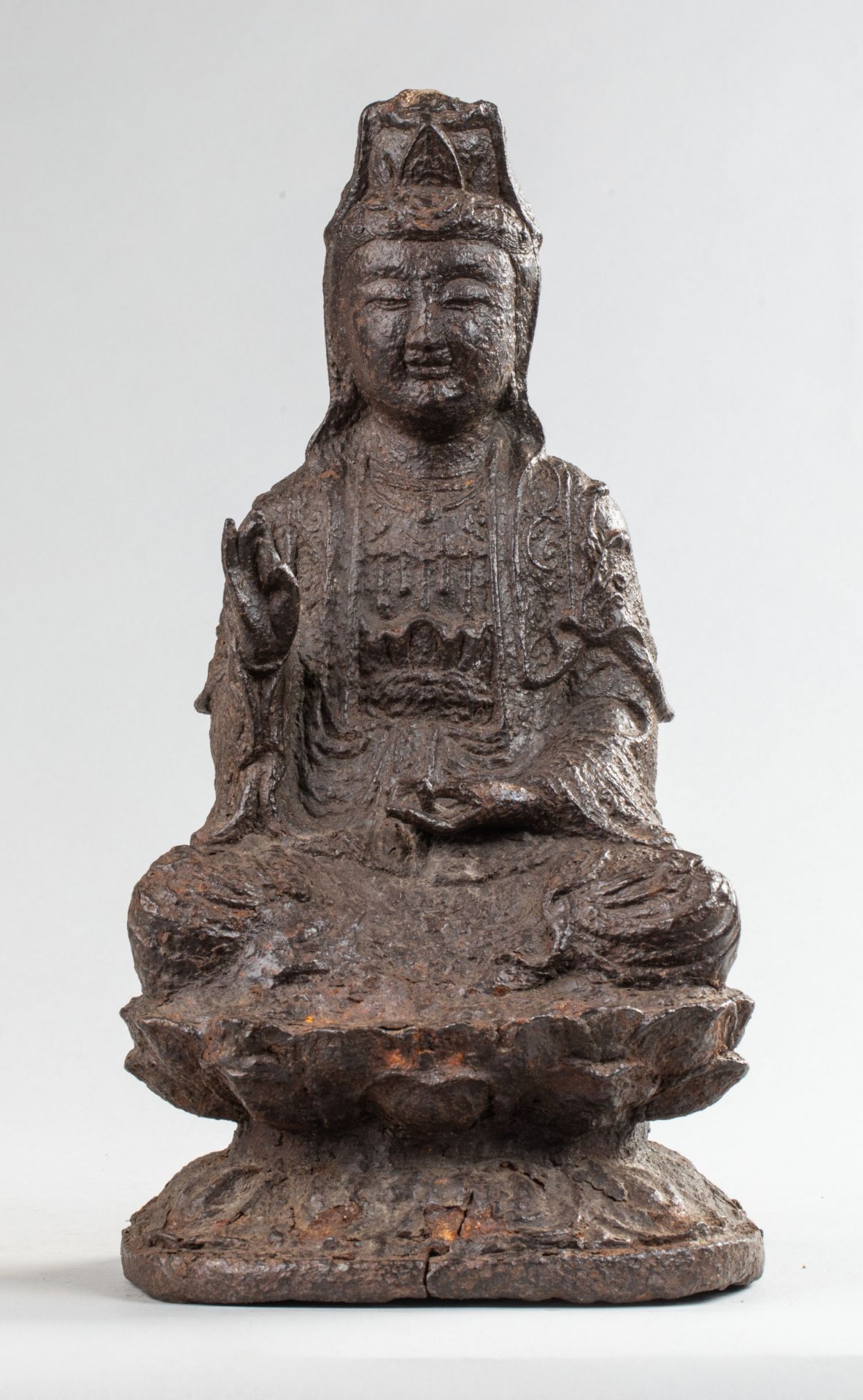 "KWAN YIN ASSIS" EN FONTE CHINE MING Kwan Yin assis sur un socle lotiforme vêtu [...]