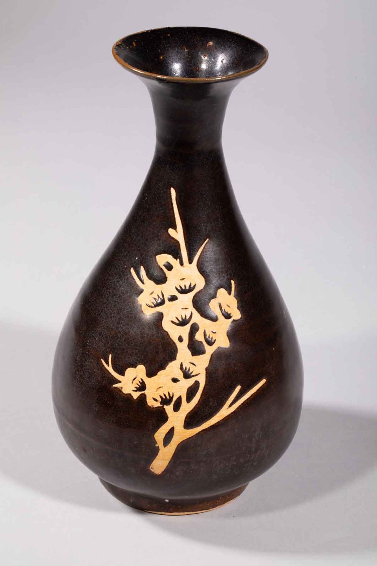 Vase Yuhuchunping Cizhu à décor d'une branche de prunus beige en réserve sur fond [...] - Bild 5 aus 6