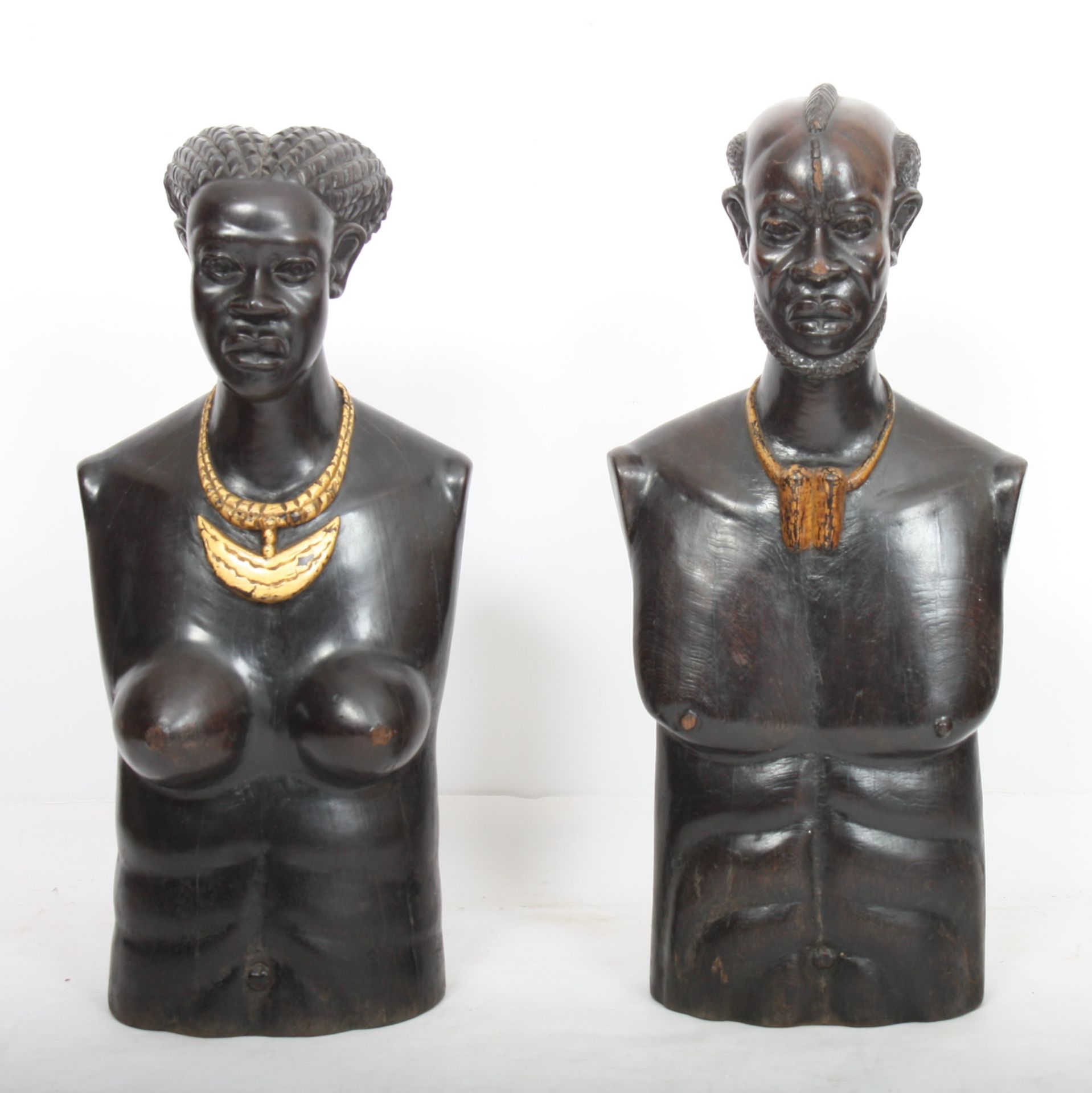 IMPORTANTE PAIRE DE "BUSTES D'UN COUPLE AFRICAIN" ART DECO En ébène sculpté [...] - Bild 2 aus 5