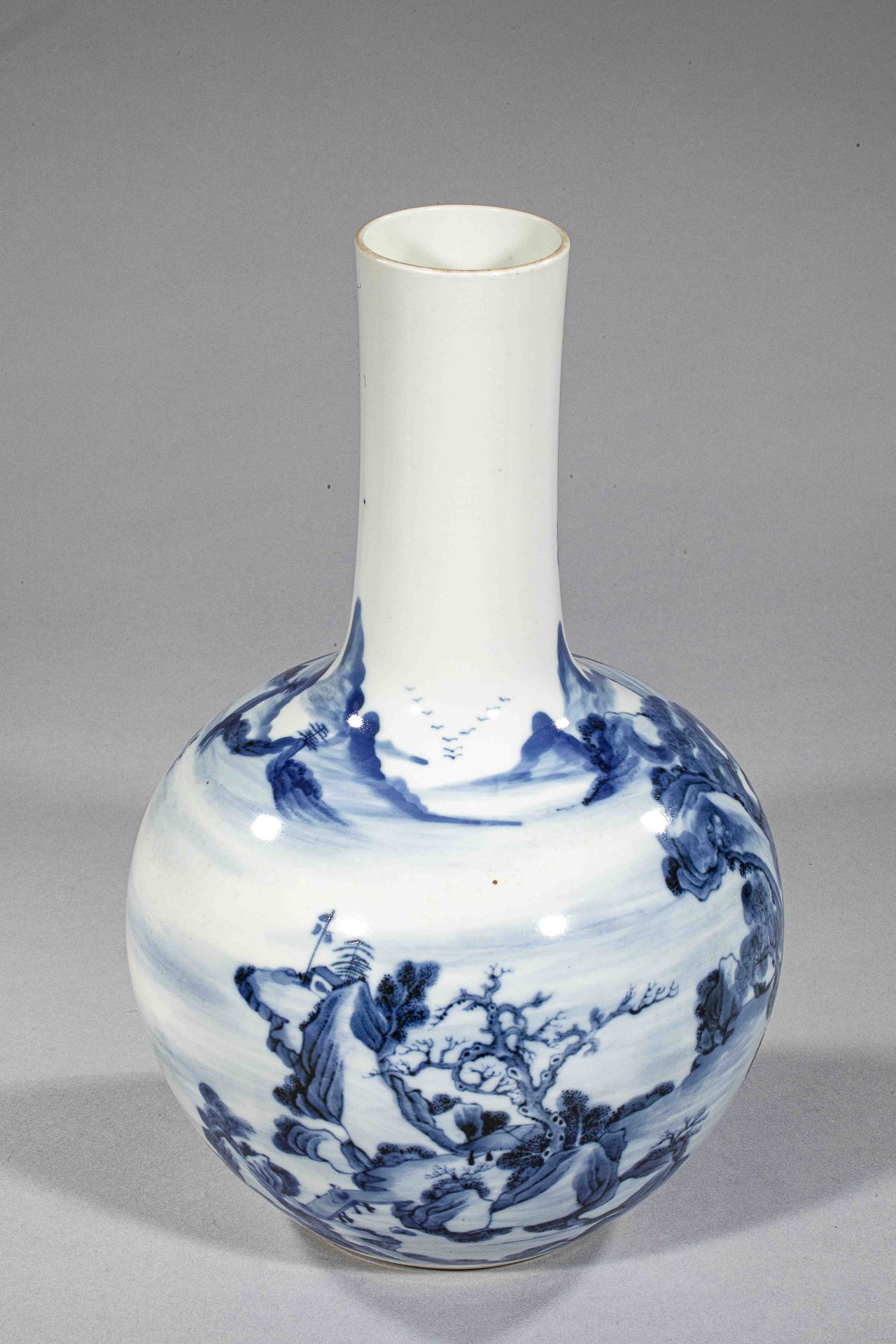 Vase de forme Tianqiuping en porcelaine blanche décoré en bleu cobalt sous couverte [...] - Bild 2 aus 4